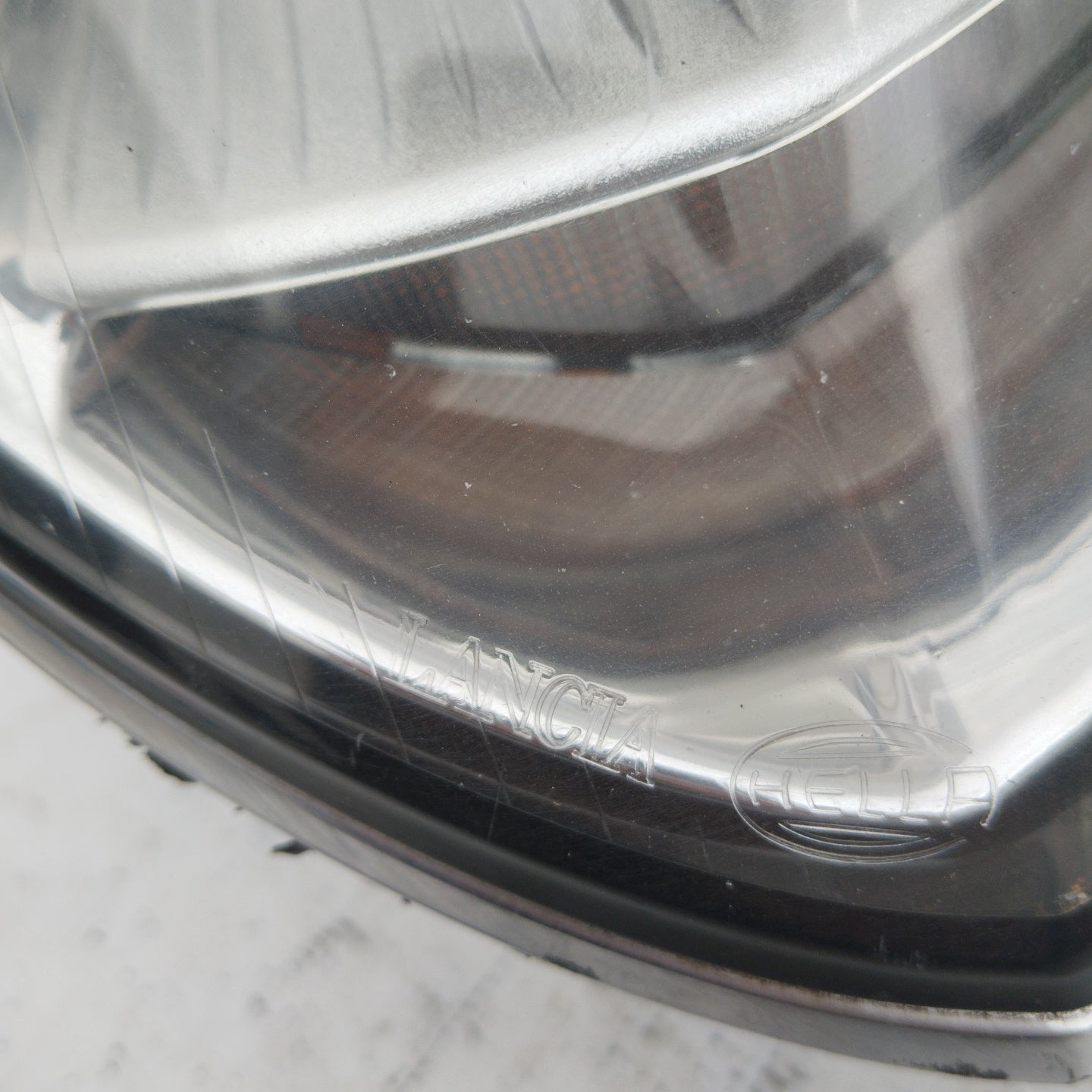 Left Xenon front light Lancia Thesis 2005 ecoAG4643