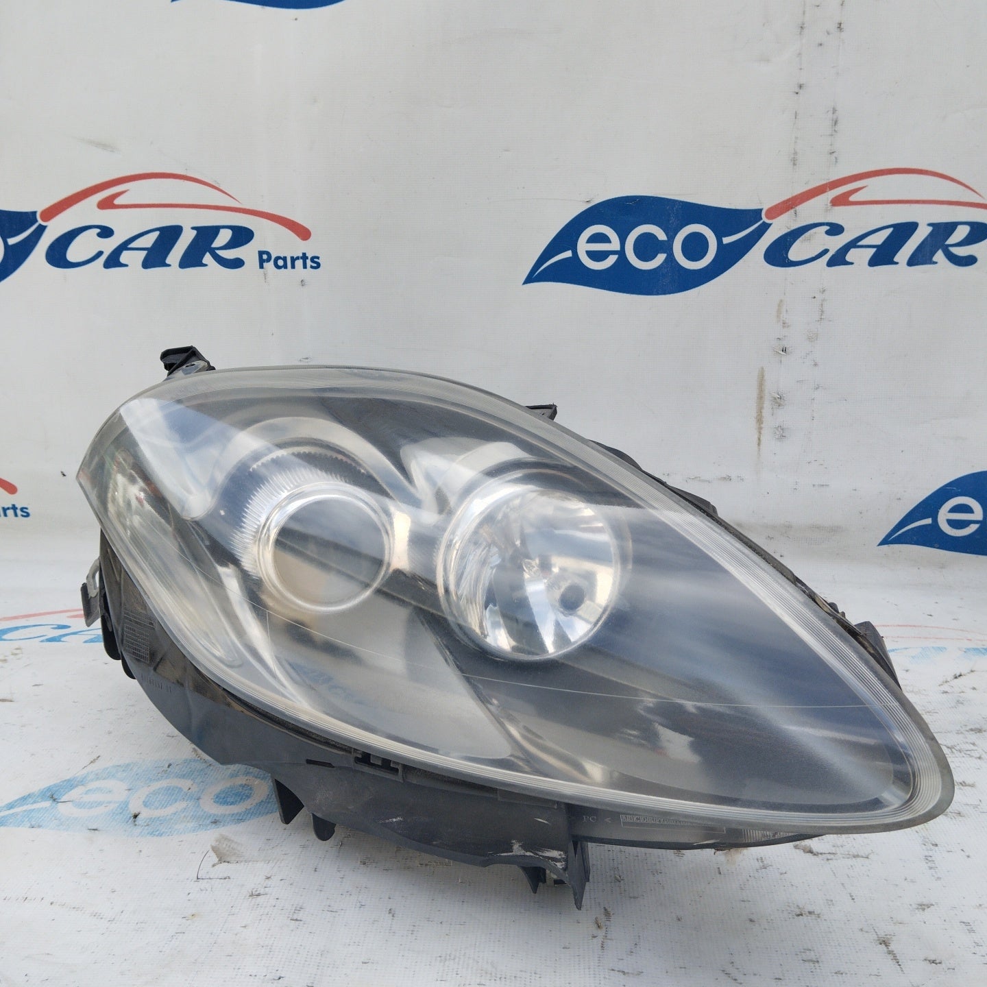Fanale anteriore dx Fiat Bravo 2008 fondo scuro freccia bianca ecoAG4698