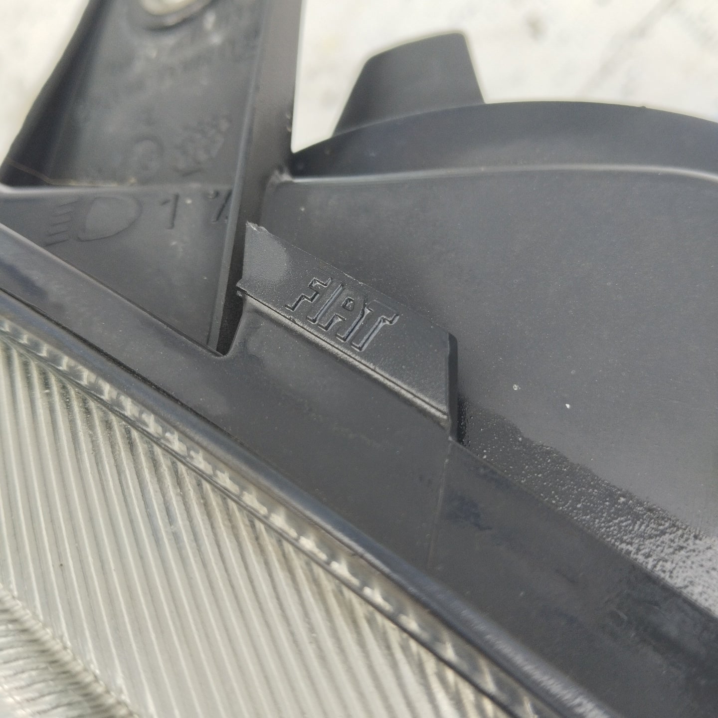 Fanale anteriore dx Fiat Bravo 2008 fondo scuro freccia bianca ecoAG4698