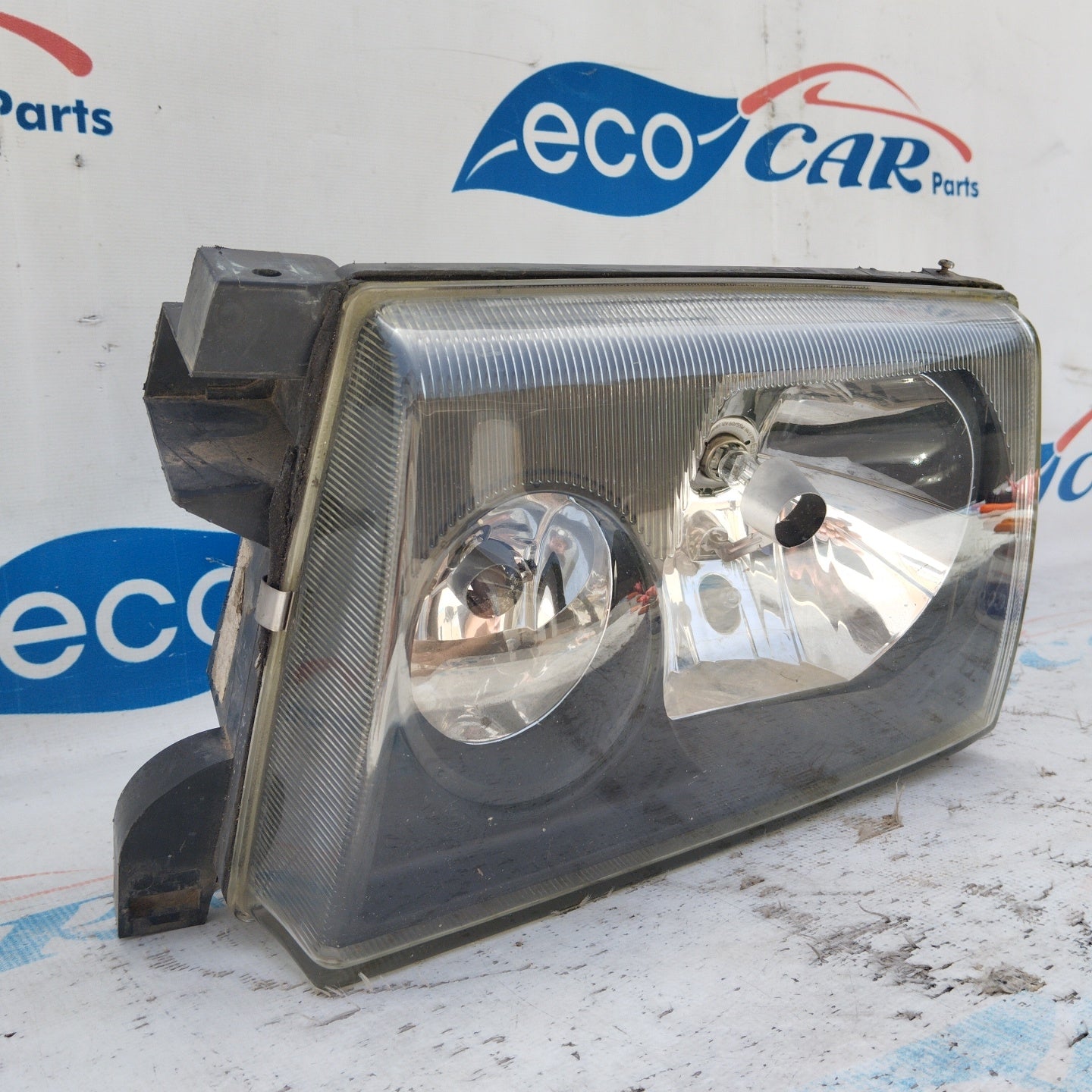Nissan Terrano II ecoAG4936 left front light