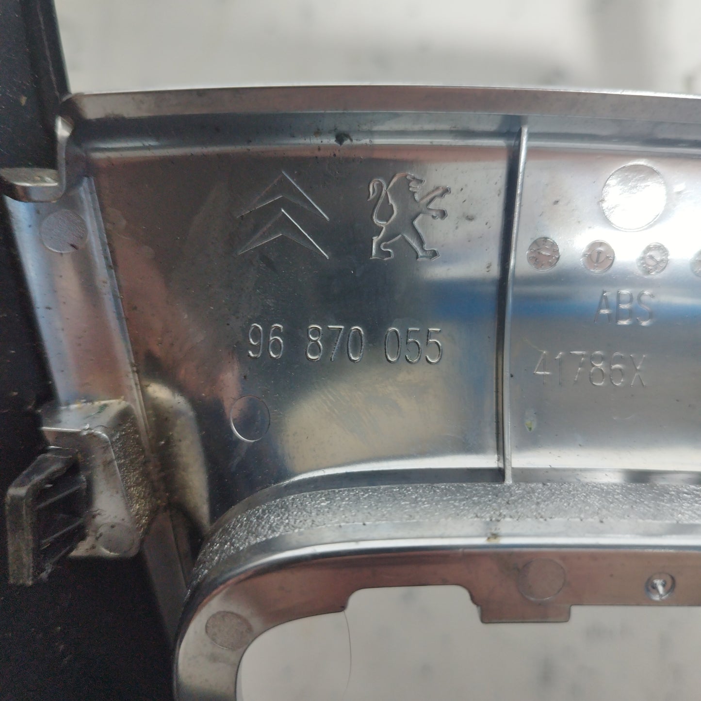 Schwarze Mittelkonsolenverkleidung Citroen C3 2011 Code: 96870055 ecoAC8242