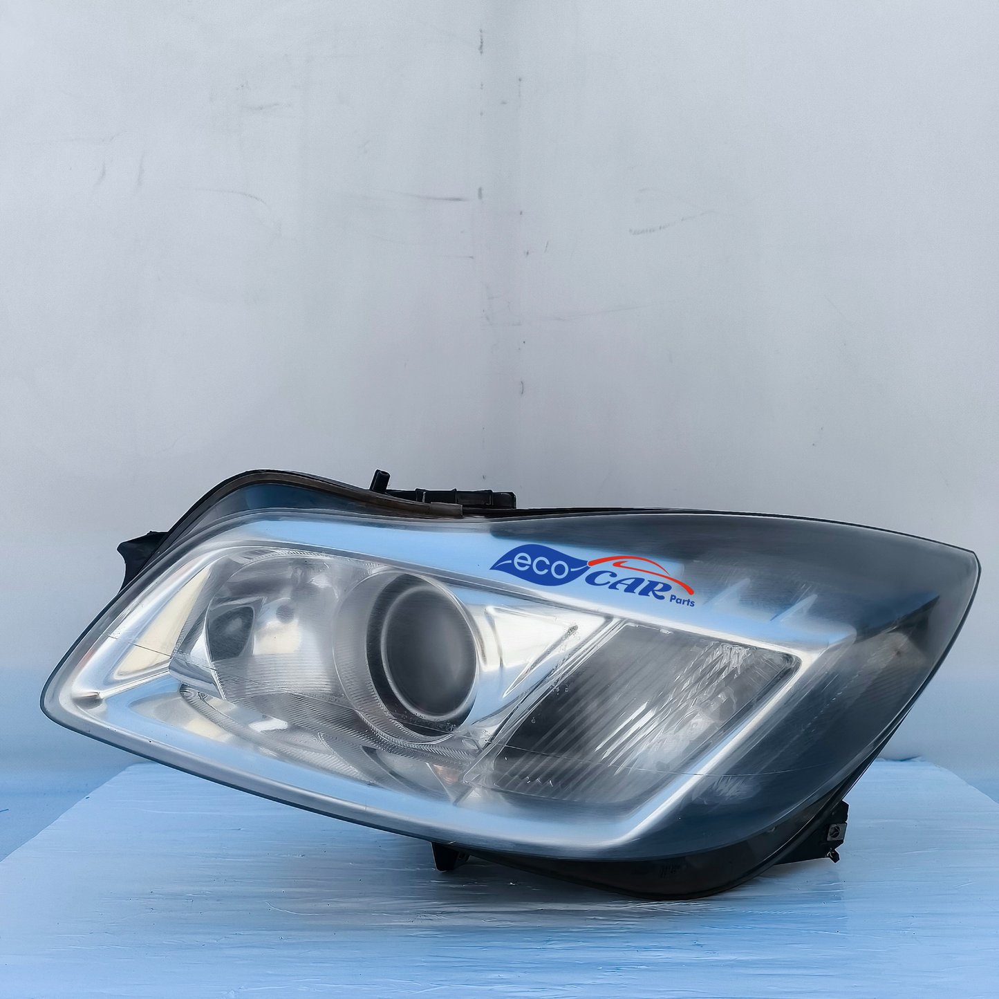 Left front headlight Xenon Opel Insignia year 2010 has a damaged lock one broken and small internal stains ecoAG7038