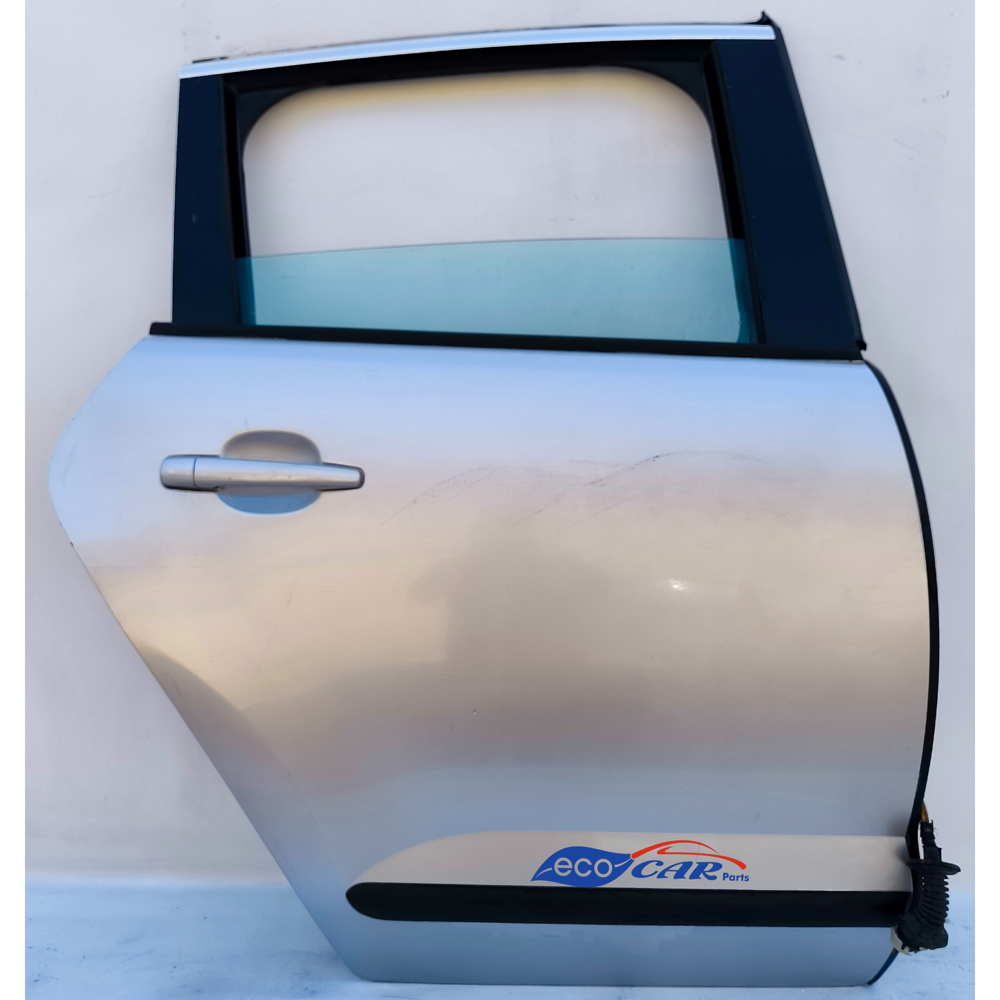 Right rear door Peugeot 3008 year 2014 silver grey has small scratches and transparent blown at the bottom ecoAG7170