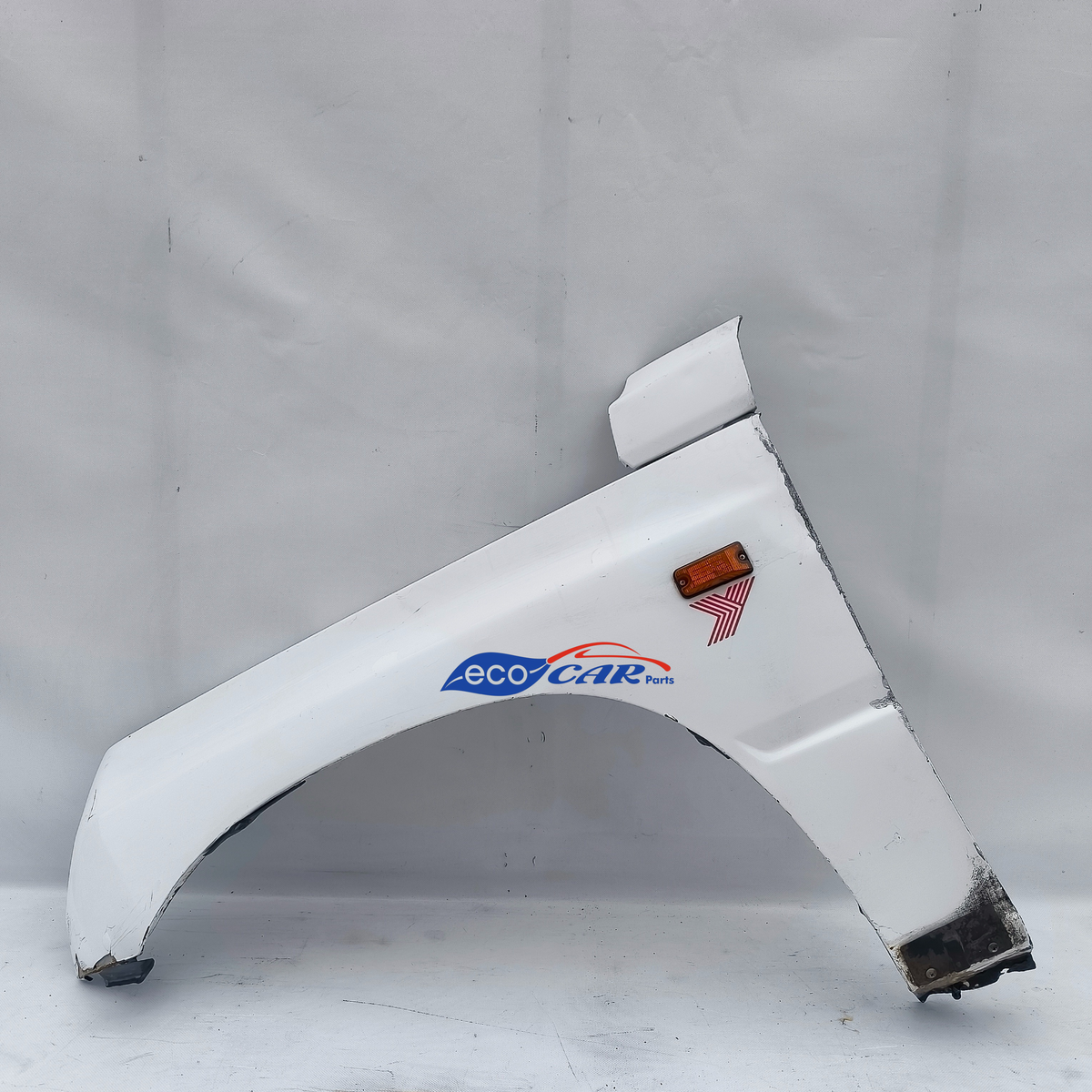 Left fender white Suzuki Vitara year 1992 has chipped paint and rust spots ecoAG6972