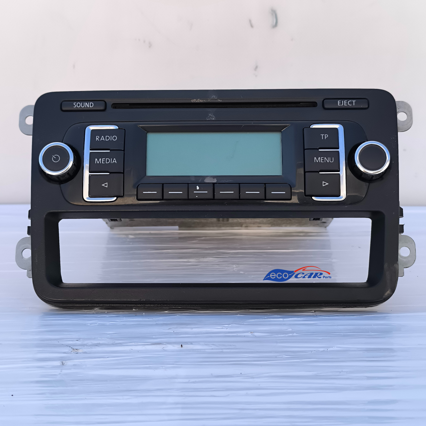 Autoradio für Volkswagen Golf 5/6 Polo, Baujahr 2010, Teilenummer 1k0035156A, weist Klebereste und einen Kratzer auf dem Display auf (ecoAG7359).