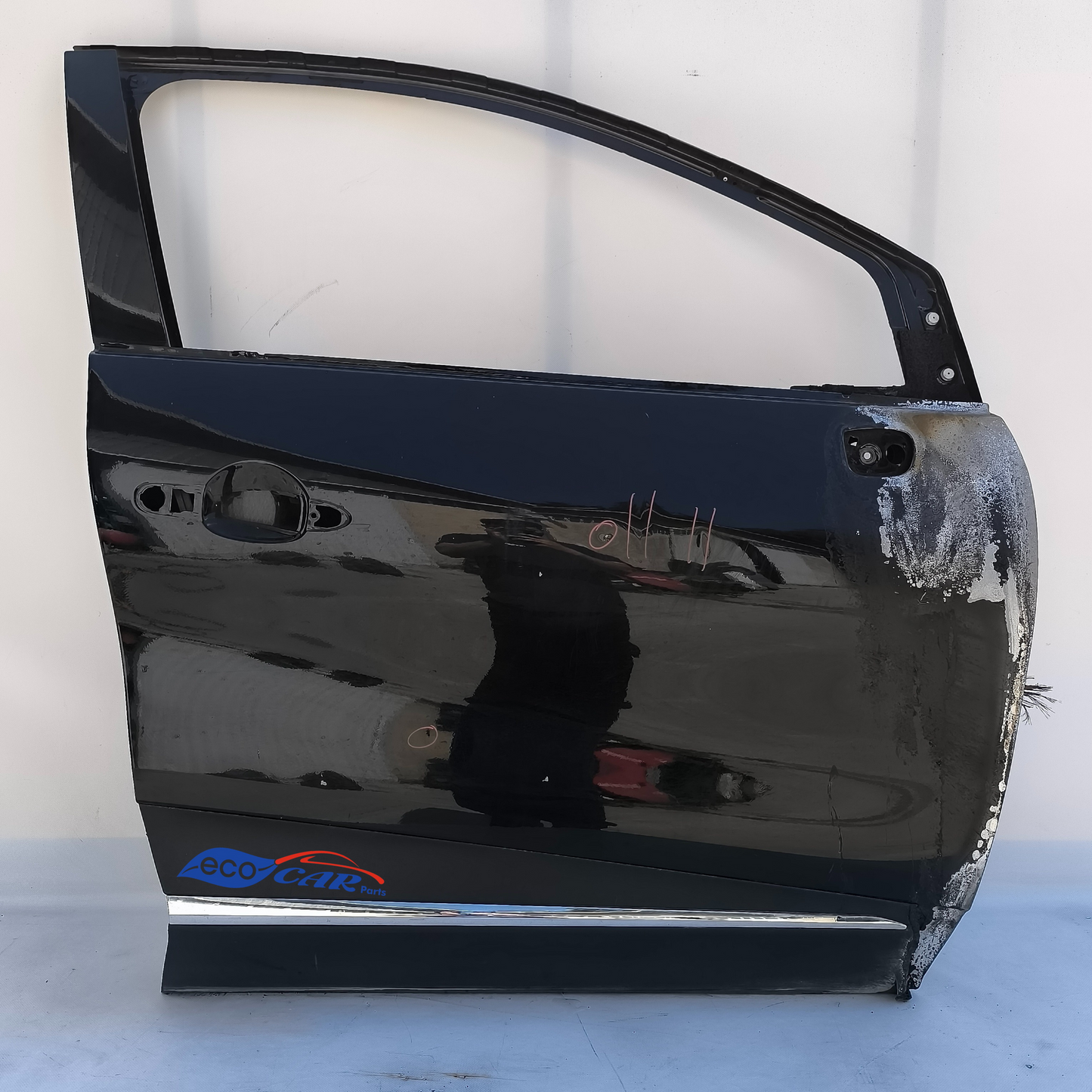 Right front door Renault Captur year 2014 black from a burnt car has three small dents ecoAG6939 missing descending glass