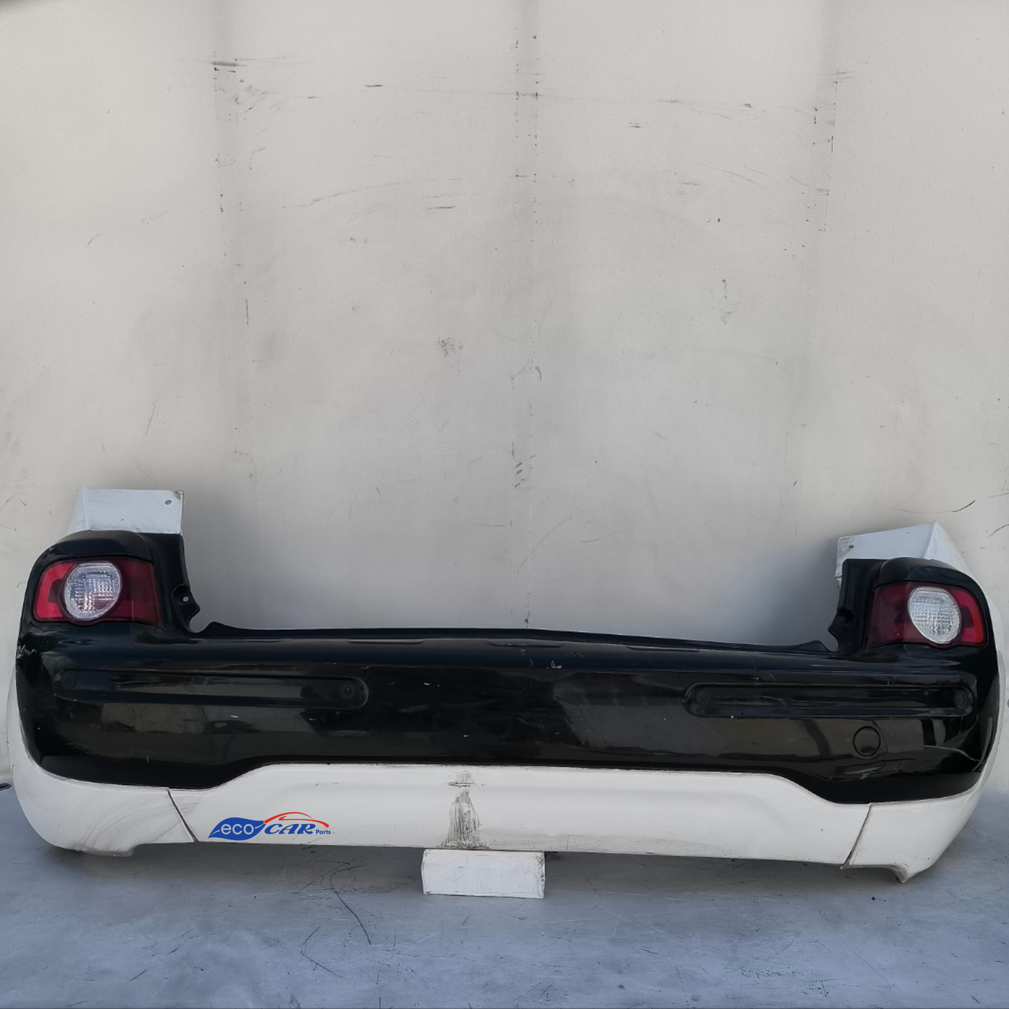 Weißer Heckstoßfänger für Citroen C3 Picasso, Baujahr 2010, weist diverse Kratzer und zwei abgebrochene Clips im Bereich des schwarzen Teils auf (ecoAG513).