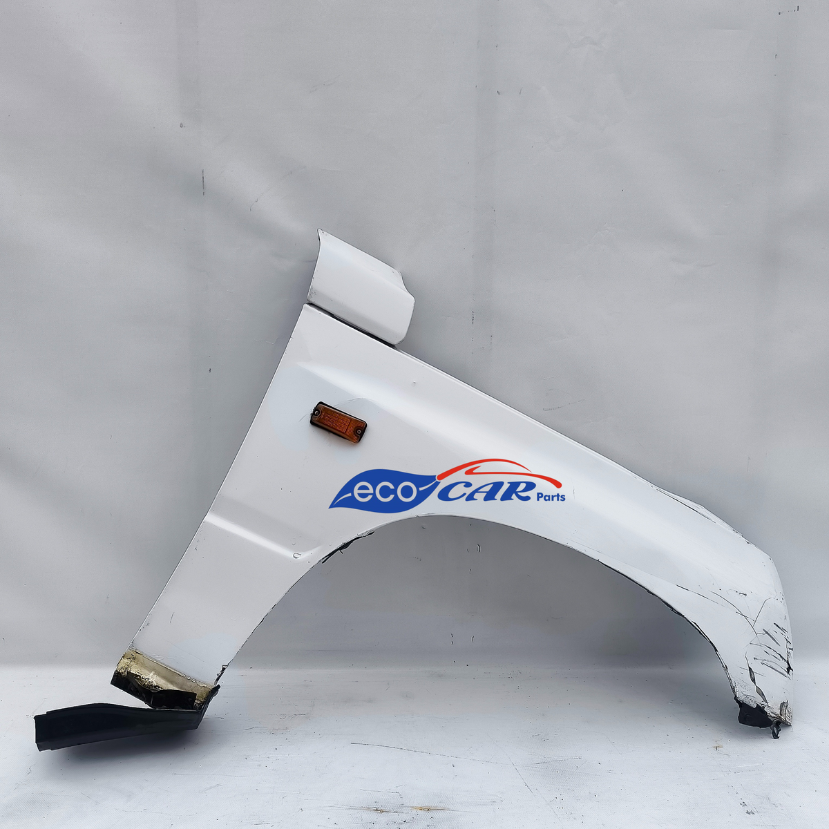 Right fender Suzuki Vitara white year 1992 has various scratches chipped paint rust spots and a broken catch ecoAG6973