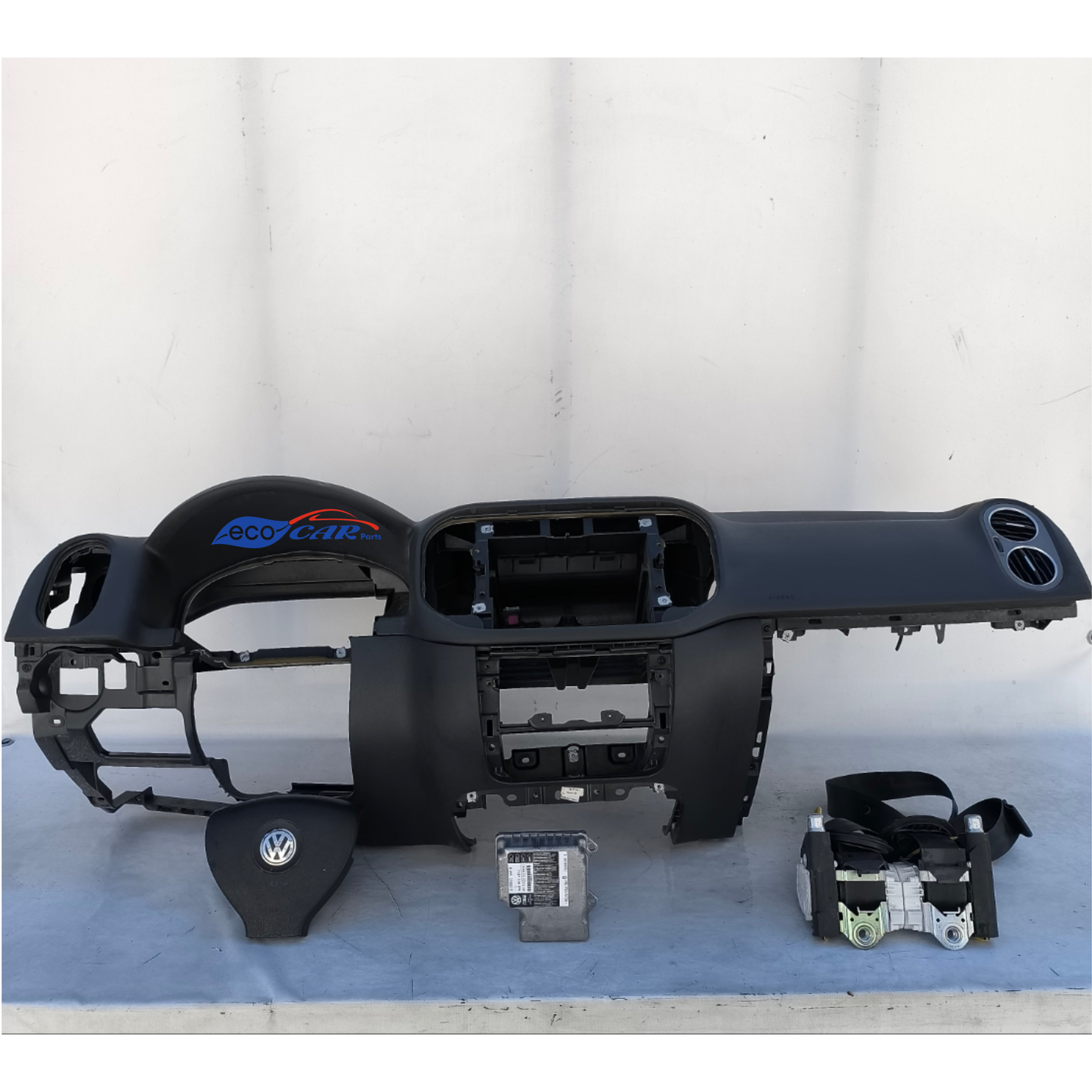 Airbag-Kit für Volkswagen Tiguan, Baujahr 2009, Teilenummer 5N0959655A. Das Armaturenbrett weist vier Vertiefungen auf und ist leicht zerkratzt. ecoAG7468