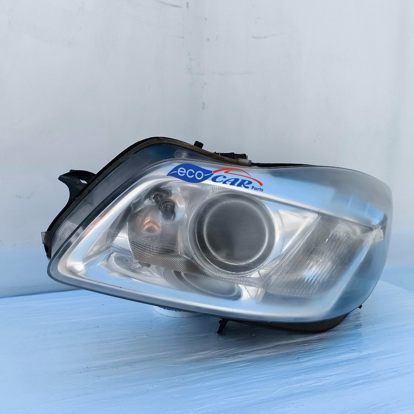 Left front headlight Xenon Opel Insignia year 2010 has a damaged lock one broken and small internal stains ecoAG7038