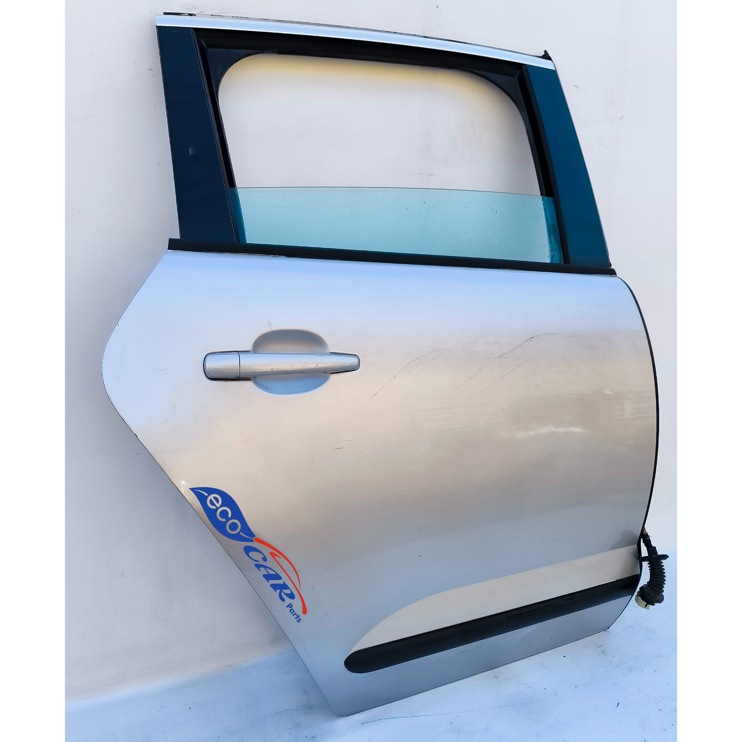 Right rear door Peugeot 3008 year 2014 silver grey has small scratches and transparent blown at the bottom ecoAG7170