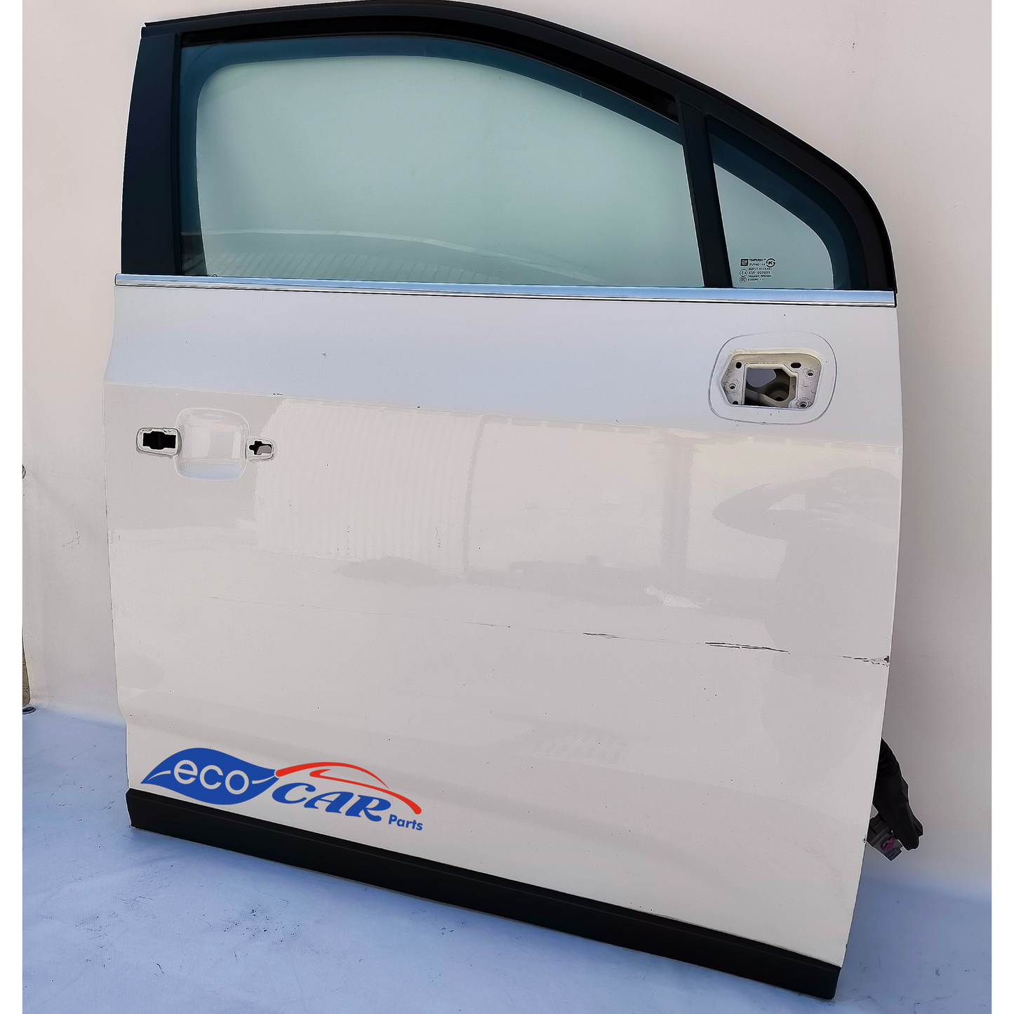 Front door right white Chevrolet Orlando year 2015 ecoAG6696