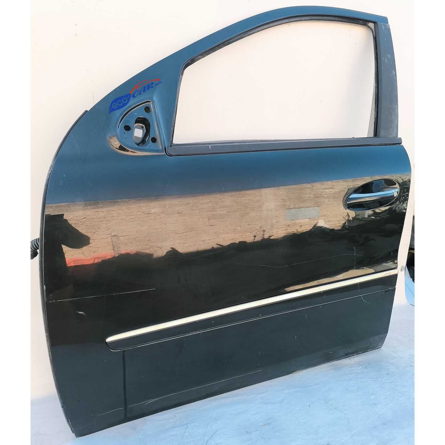 Mercedes ML W164, schwarze Vordertür links, weist diverse kleine Dellen und Kratzer auf (ecoAG7437).