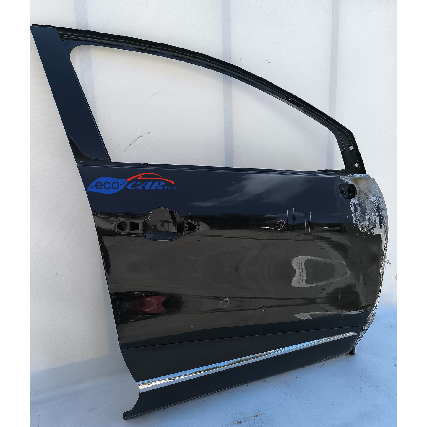 Right front door Renault Captur year 2014 black from a burnt car has three small dents ecoAG6939 missing descending glass