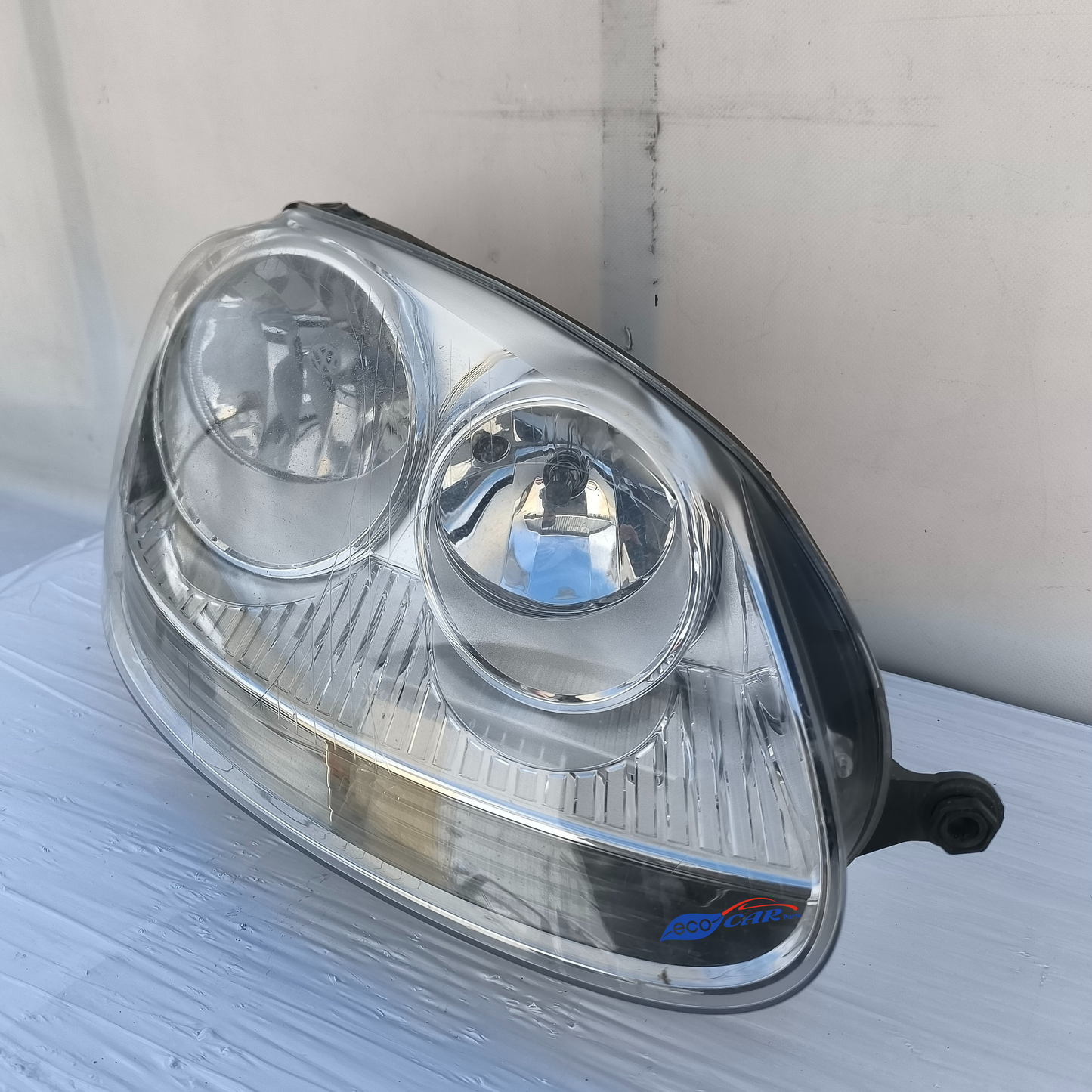 Der rechte Frontscheinwerfer des Volkswagen Golf 5 weist diverse Mikrokratzer auf (ecoAG7598).
