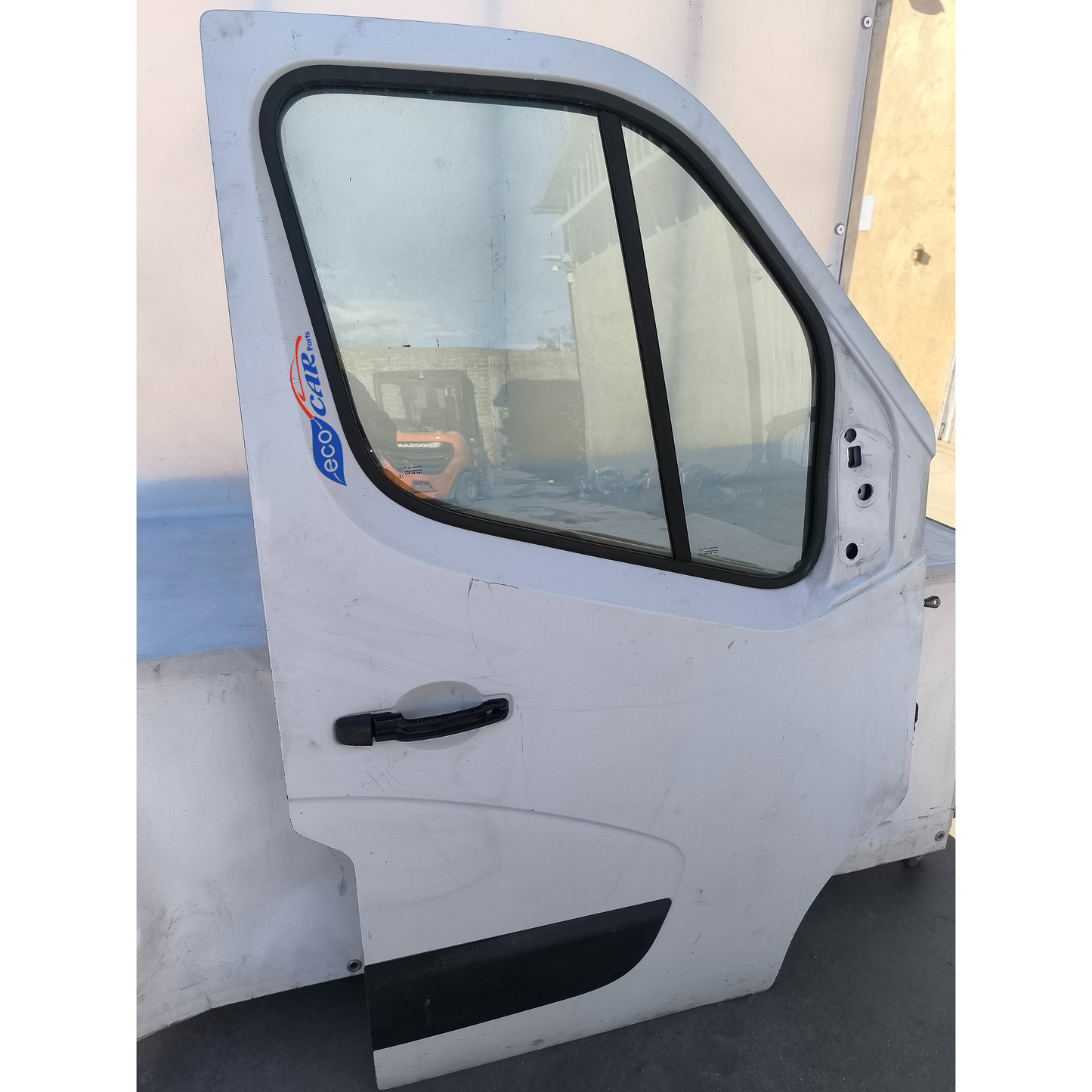 Renault Master, Baujahr 2014, weiß, rechte Vordertür mit diversen Kratzern und 2 Dellen (siehe Fotos Dellen 5 und 6) ecoAG7532