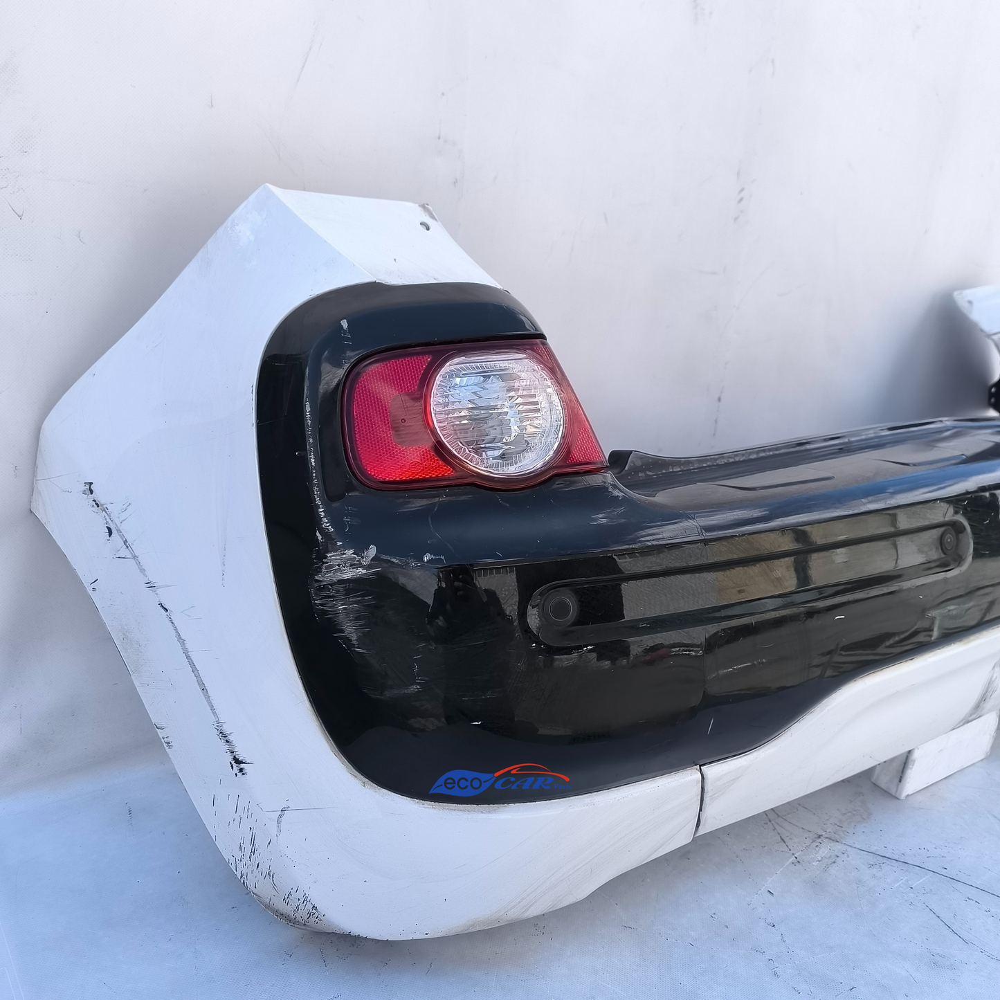 Weißer Heckstoßfänger für Citroen C3 Picasso, Baujahr 2010, weist diverse Kratzer und zwei abgebrochene Clips im Bereich des schwarzen Teils auf (ecoAG513).