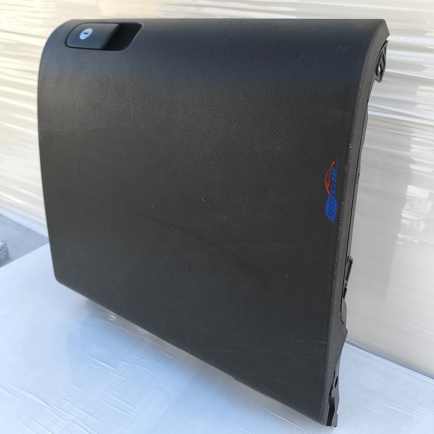 Das Handschuhfach des Volkswagen Tiguan, Baujahr 2009, Code 5M1857097N ecoAG7629, weist einen Riss am Verschluss und leichte Kratzer auf.