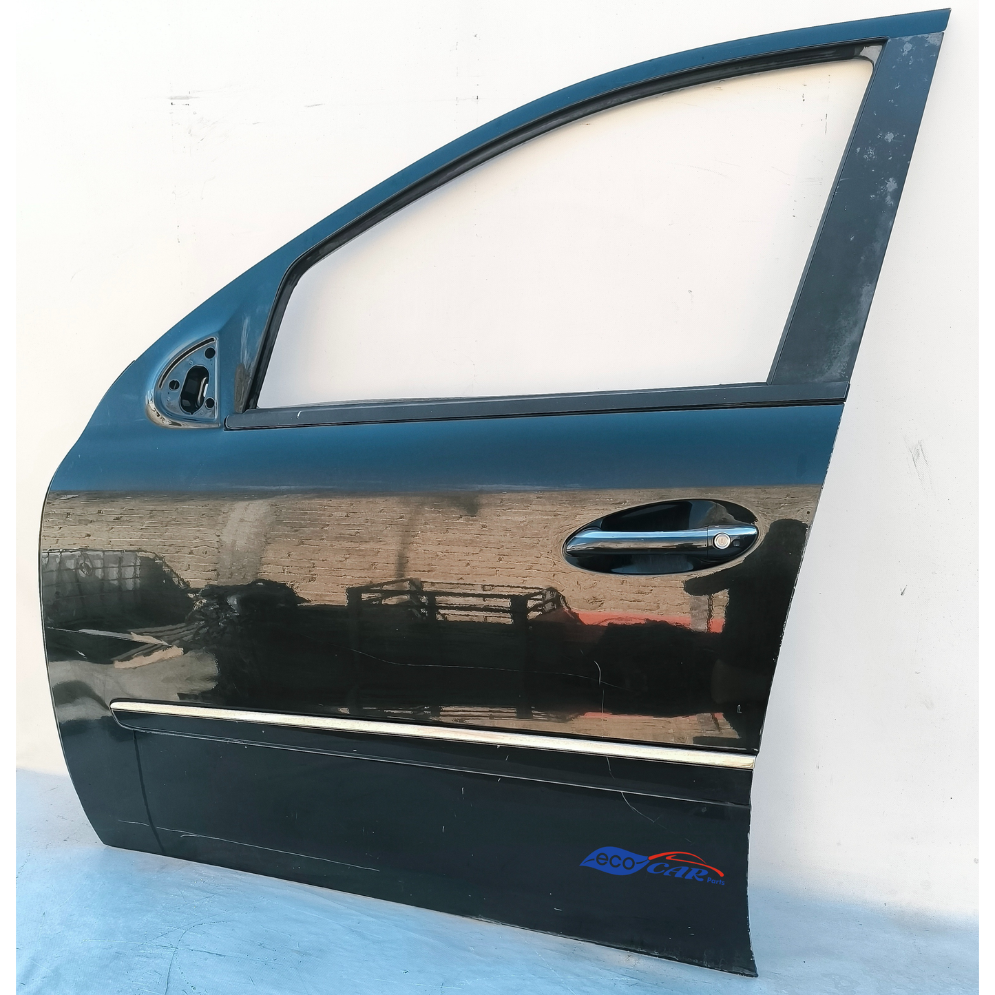 Mercedes ML W164, schwarze Vordertür links, weist diverse kleine Dellen und Kratzer auf (ecoAG7437).