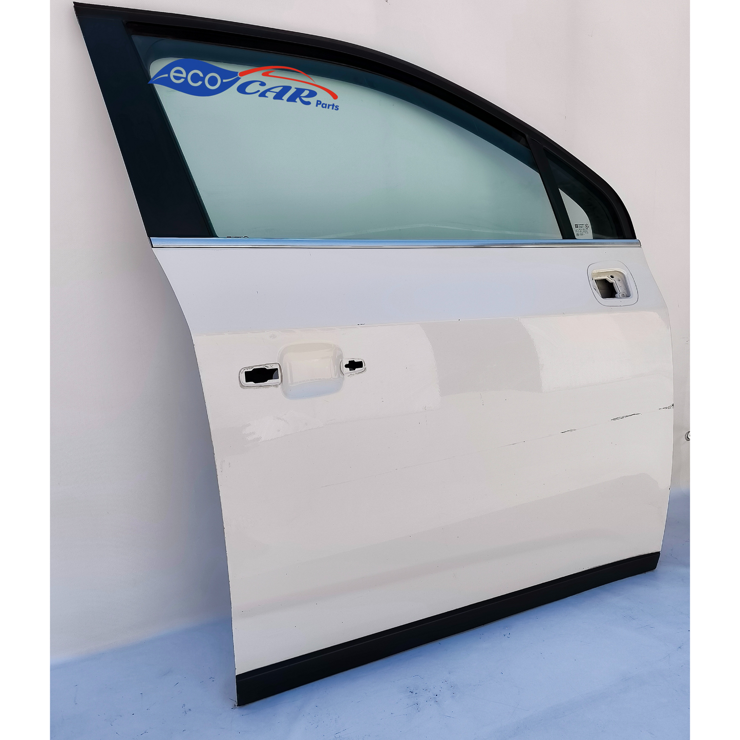 Front door right white Chevrolet Orlando year 2015 ecoAG6696