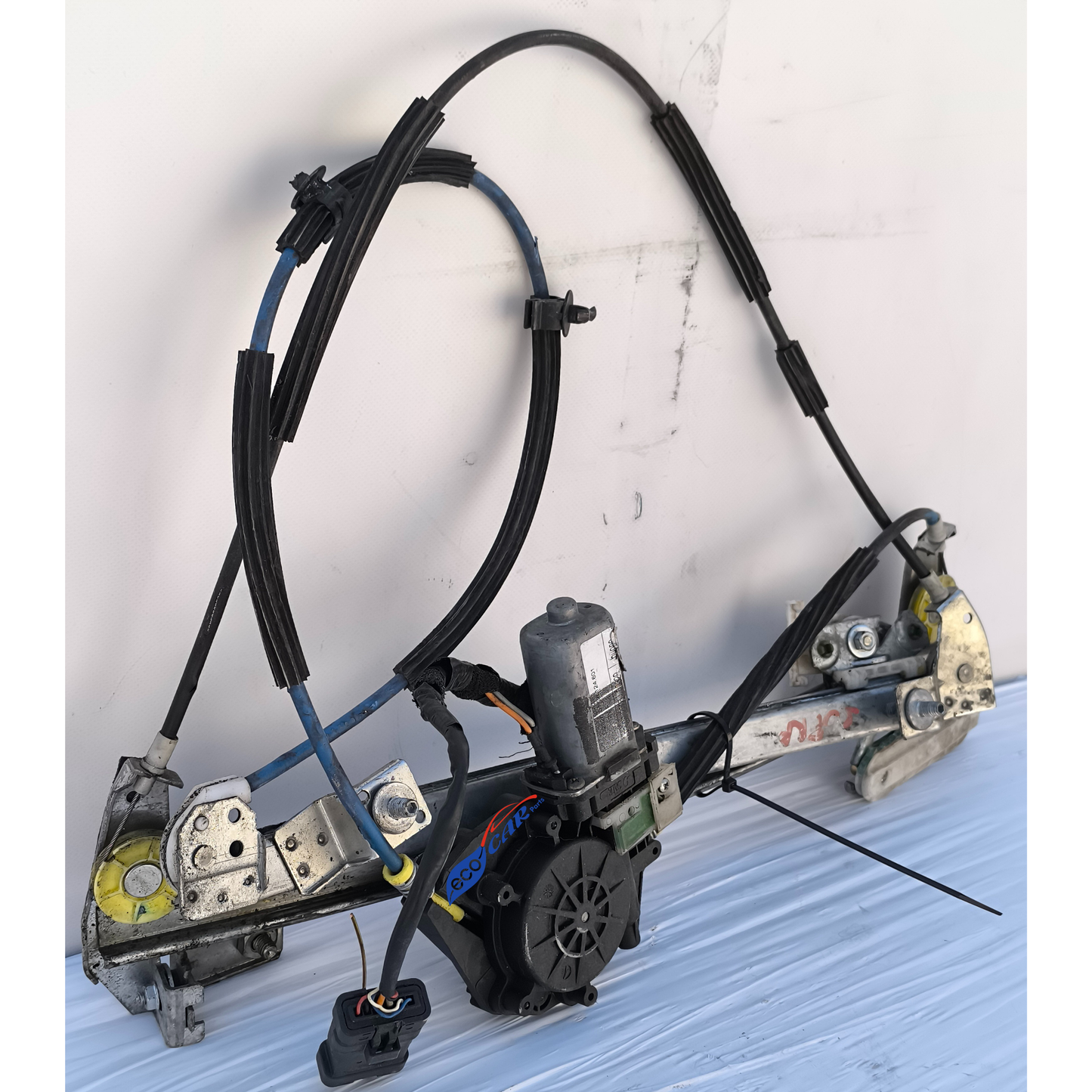 Linke Halterung für beschädigtes Glas, Alfa Romeo GT, Baujahr 2005, Teilenummer 606815930, ecoAG7561