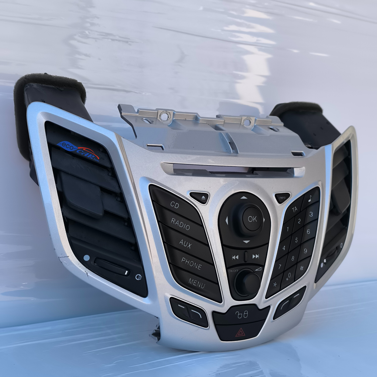 Ford Fiesta 2009 Autoradio-Bedienfeld, Code 8A6T18K811BE ecoAG7621, weist leichte Kratzer und 2 abgebrochene Clips auf.