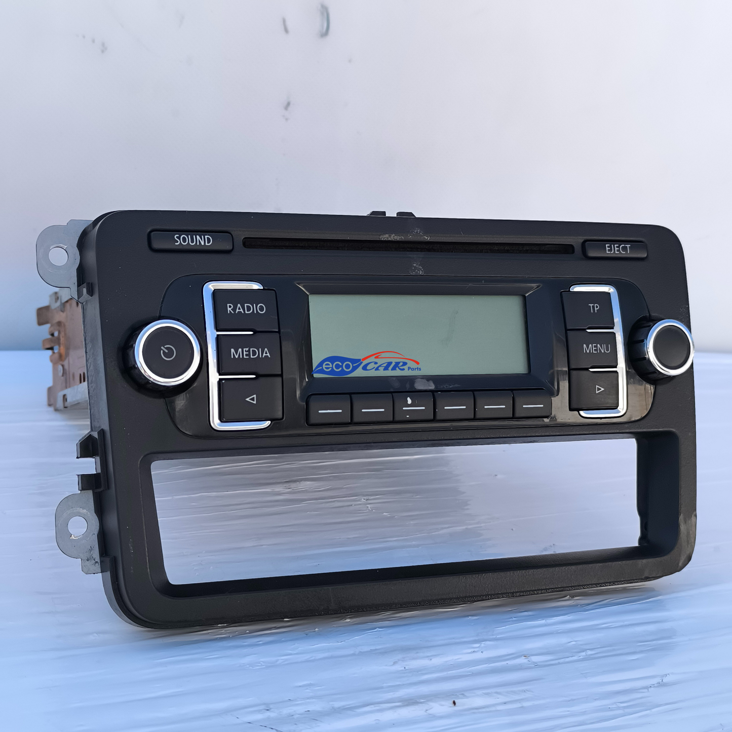 Autoradio für Volkswagen Golf 5/6 Polo, Baujahr 2010, Teilenummer 1k0035156A, weist Klebereste und einen Kratzer auf dem Display auf (ecoAG7359).