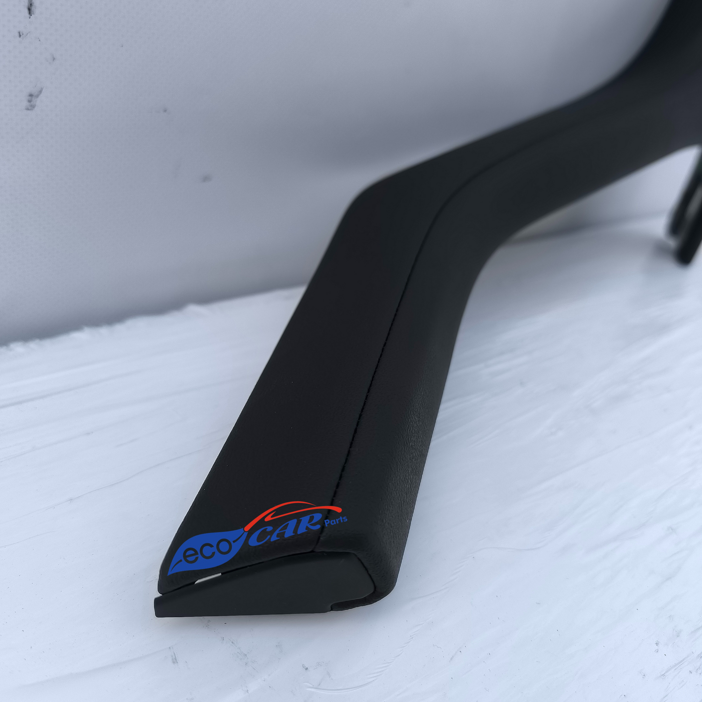 Porsche Taycan 2024 ecoAG6852, untere linke Mittelkonsolenverkleidung