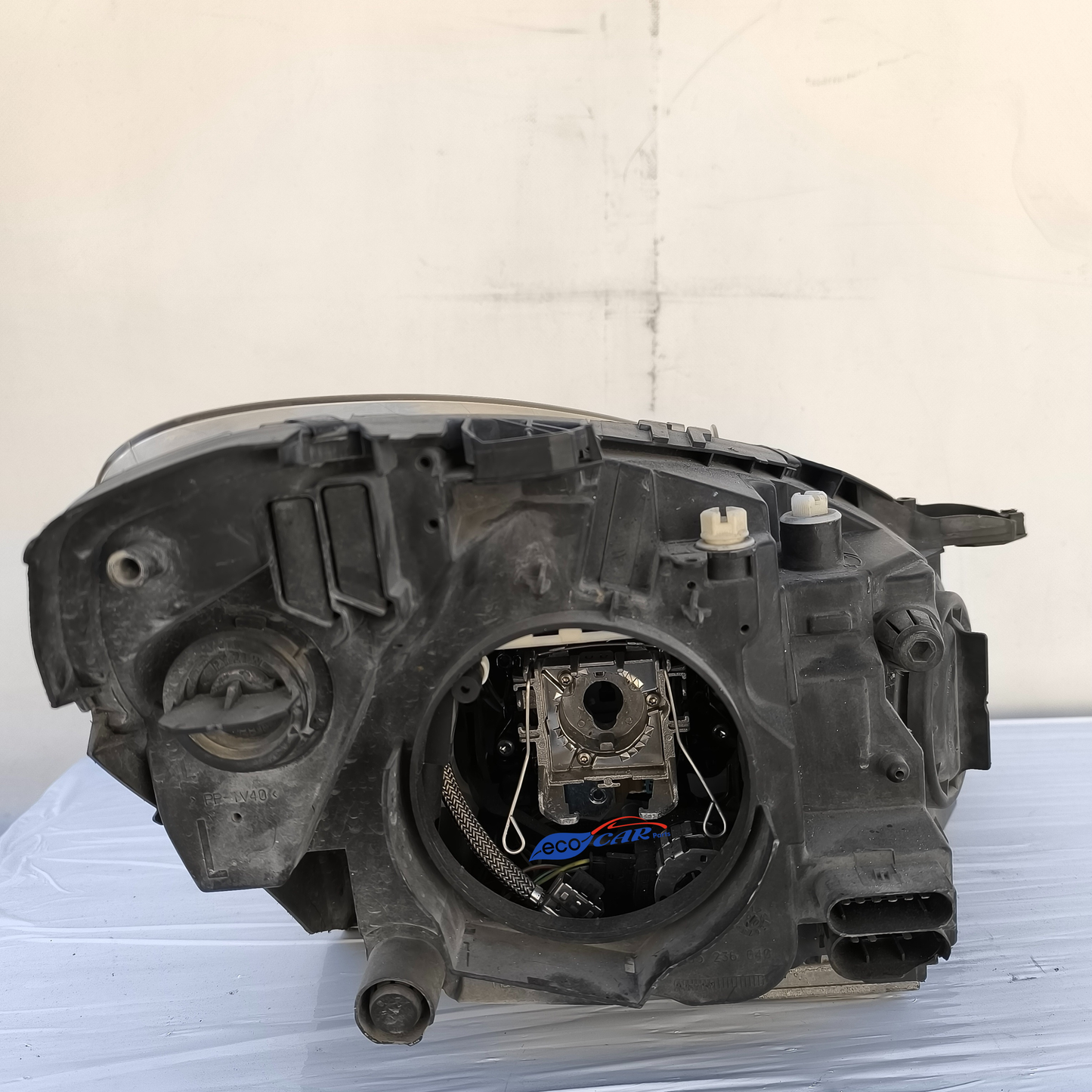 Der linke Xenon-Frontscheinwerfer der Mercedes B-Klasse W245 weist einen Innenfleck auf (ecoAG7539).