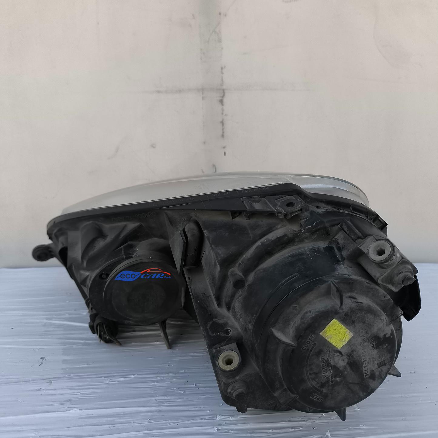 Der rechte Frontscheinwerfer des Volkswagen Golf 5 weist diverse Mikrokratzer auf (ecoAG7598).