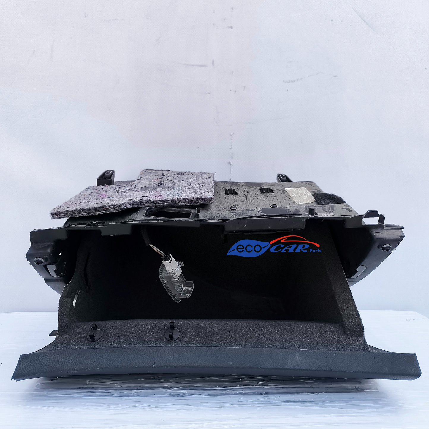 Mercedes AW-Class 176 glove box has scratches and a damaged latch ecoAG7151