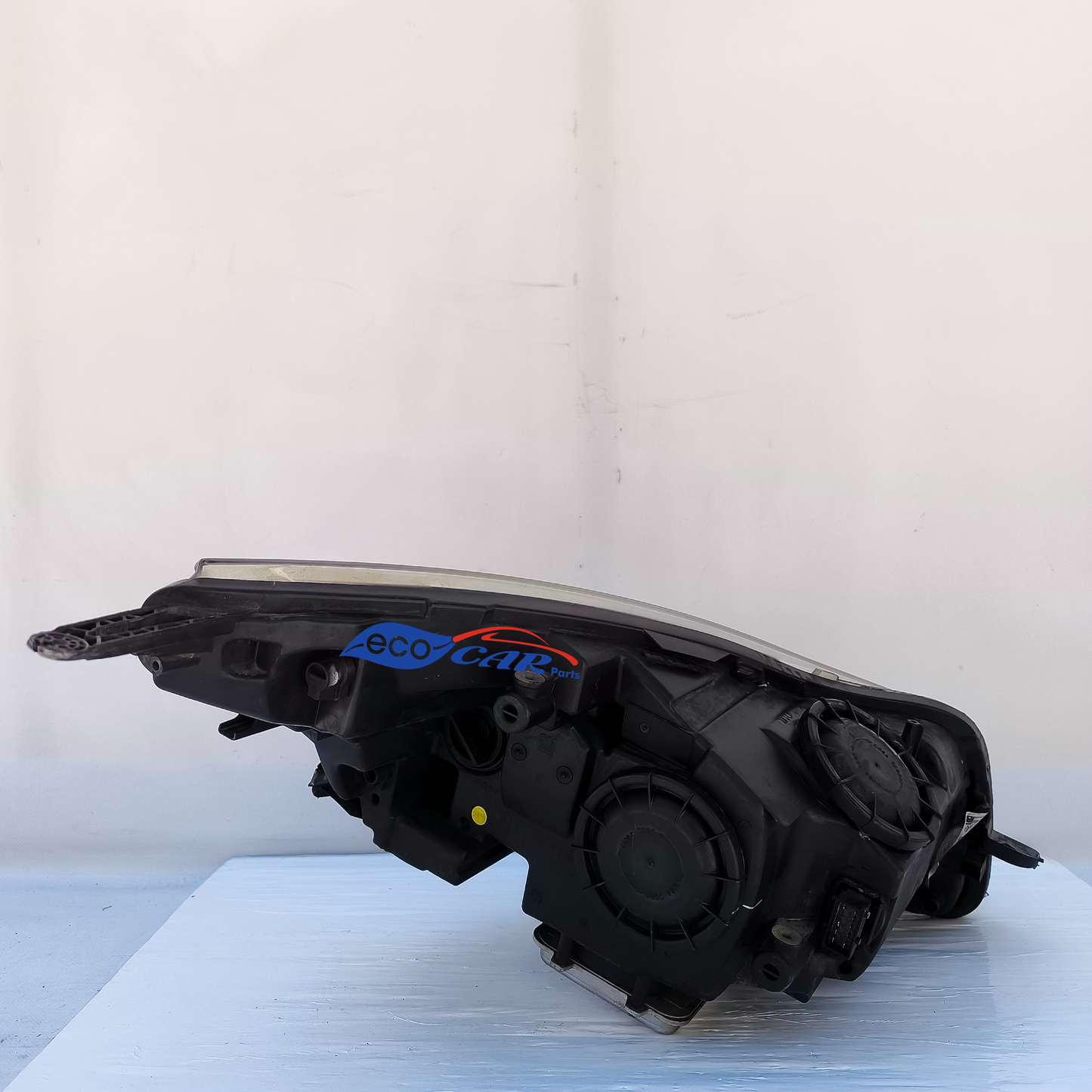 Left front headlight Xenon Opel Insignia year 2010 has a damaged lock one broken and small internal stains ecoAG7038