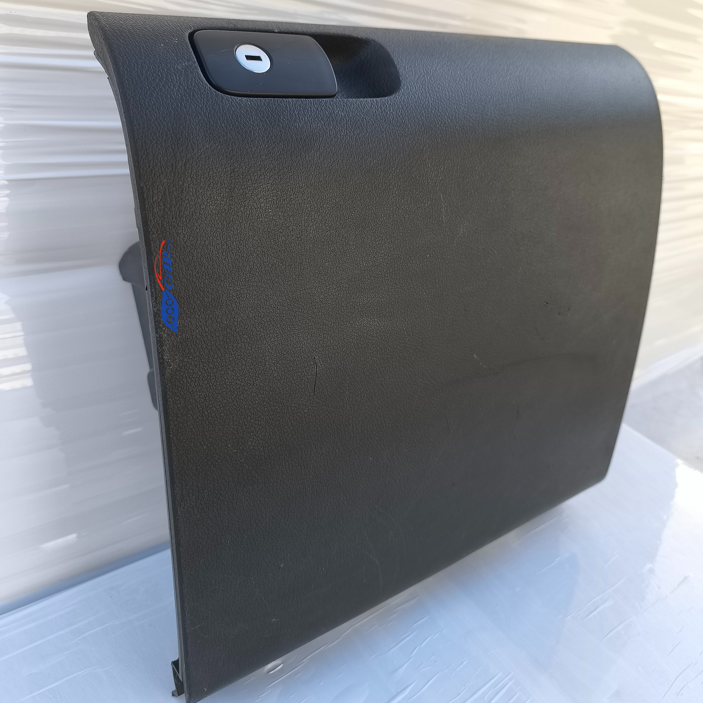 Das Handschuhfach des Volkswagen Tiguan, Baujahr 2009, Code 5M1857097N ecoAG7629, weist einen Riss am Verschluss und leichte Kratzer auf.