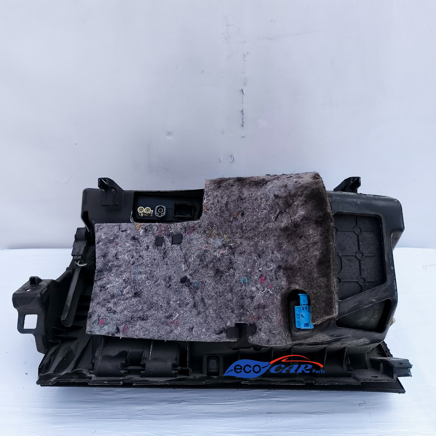 Mercedes AW-Class 176 glove box has scratches and a damaged latch ecoAG7151