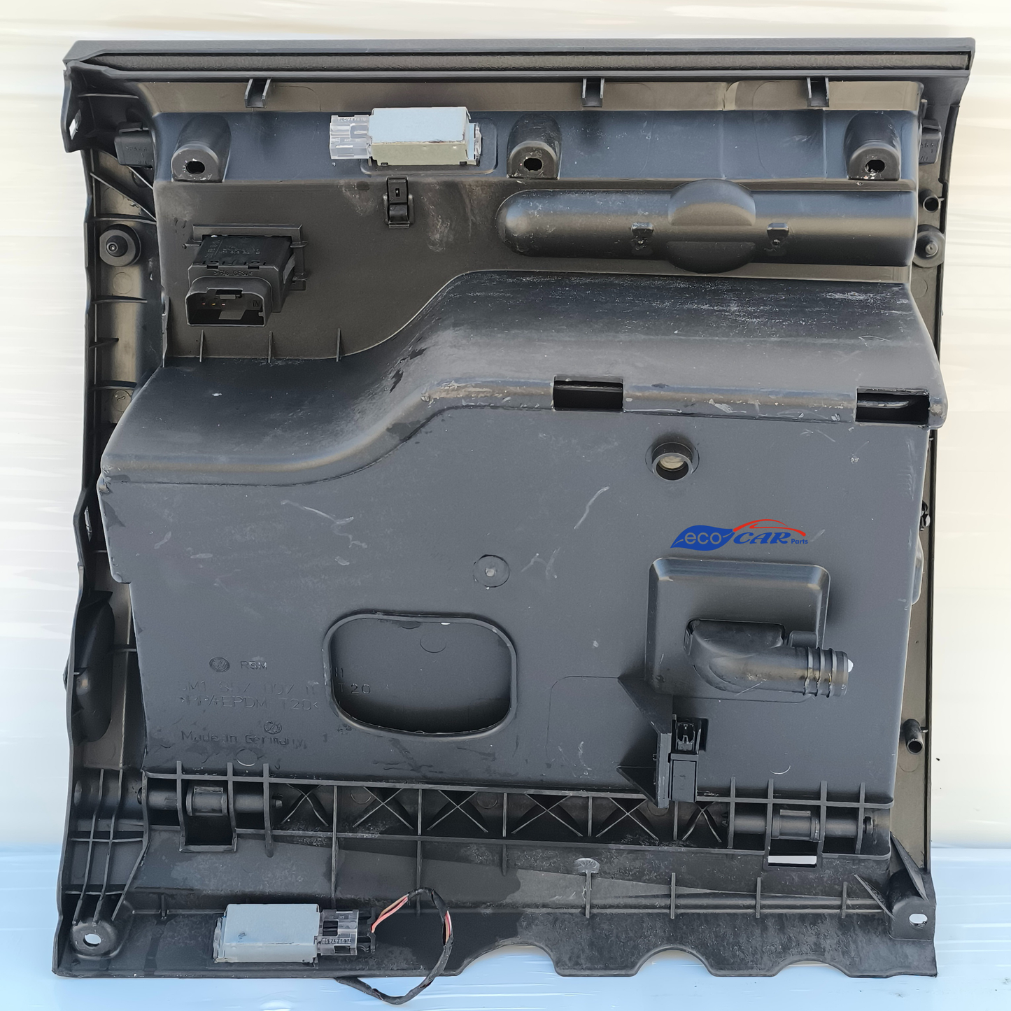 Das Handschuhfach des Volkswagen Tiguan, Baujahr 2009, Code 5M1857097N ecoAG7629, weist einen Riss am Verschluss und leichte Kratzer auf.