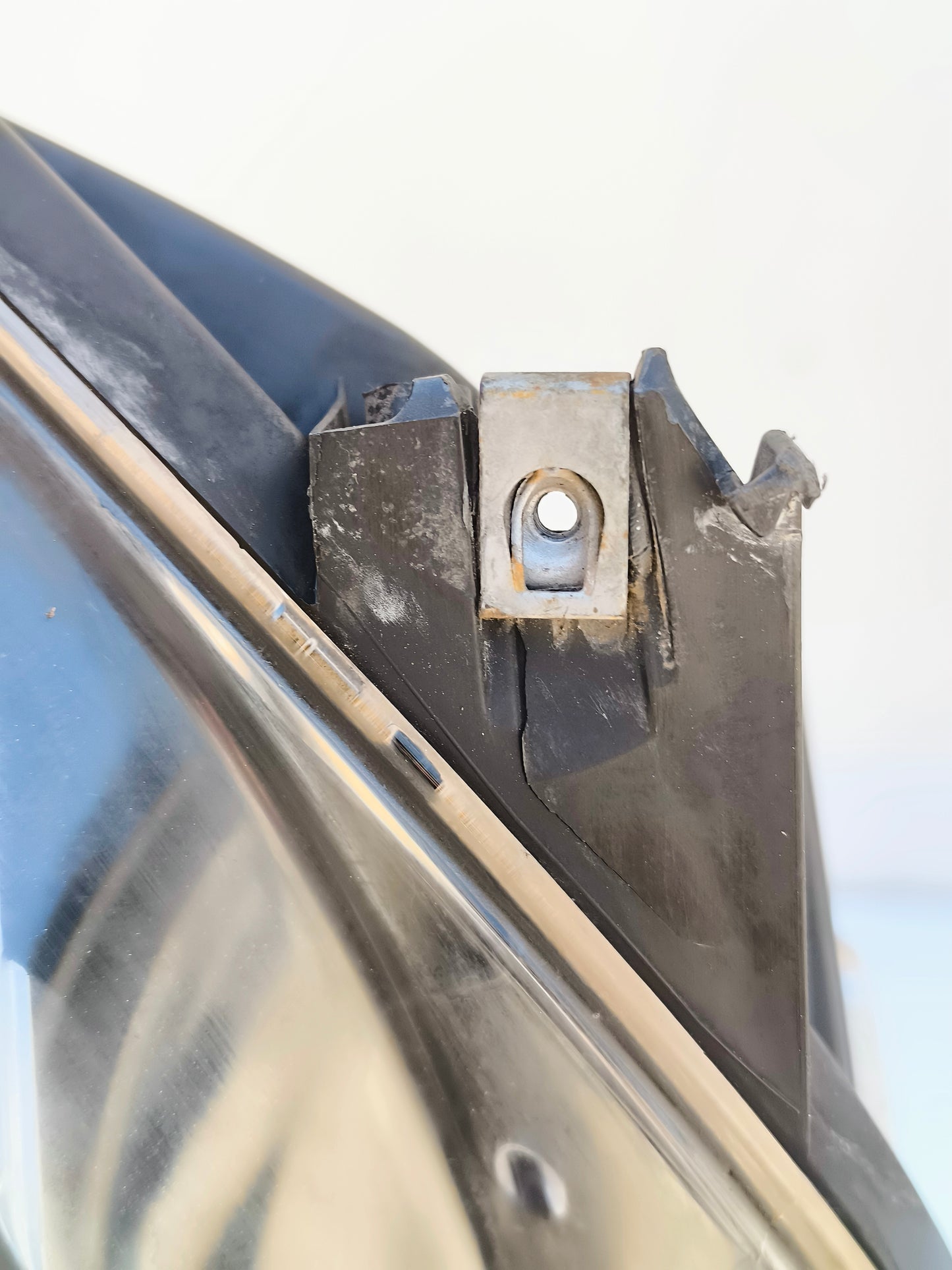 Left front headlight Xenon Opel Insignia year 2010 has a damaged lock one broken and small internal stains ecoAG7038