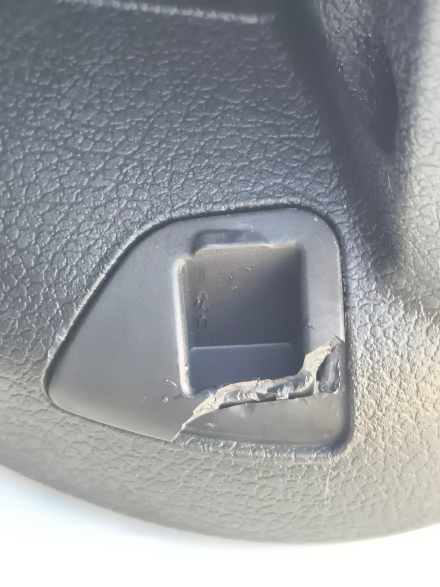 Das Handschuhfach des Volkswagen Tiguan, Baujahr 2009, Code 5M1857097N ecoAG7629, weist einen Riss am Verschluss und leichte Kratzer auf.