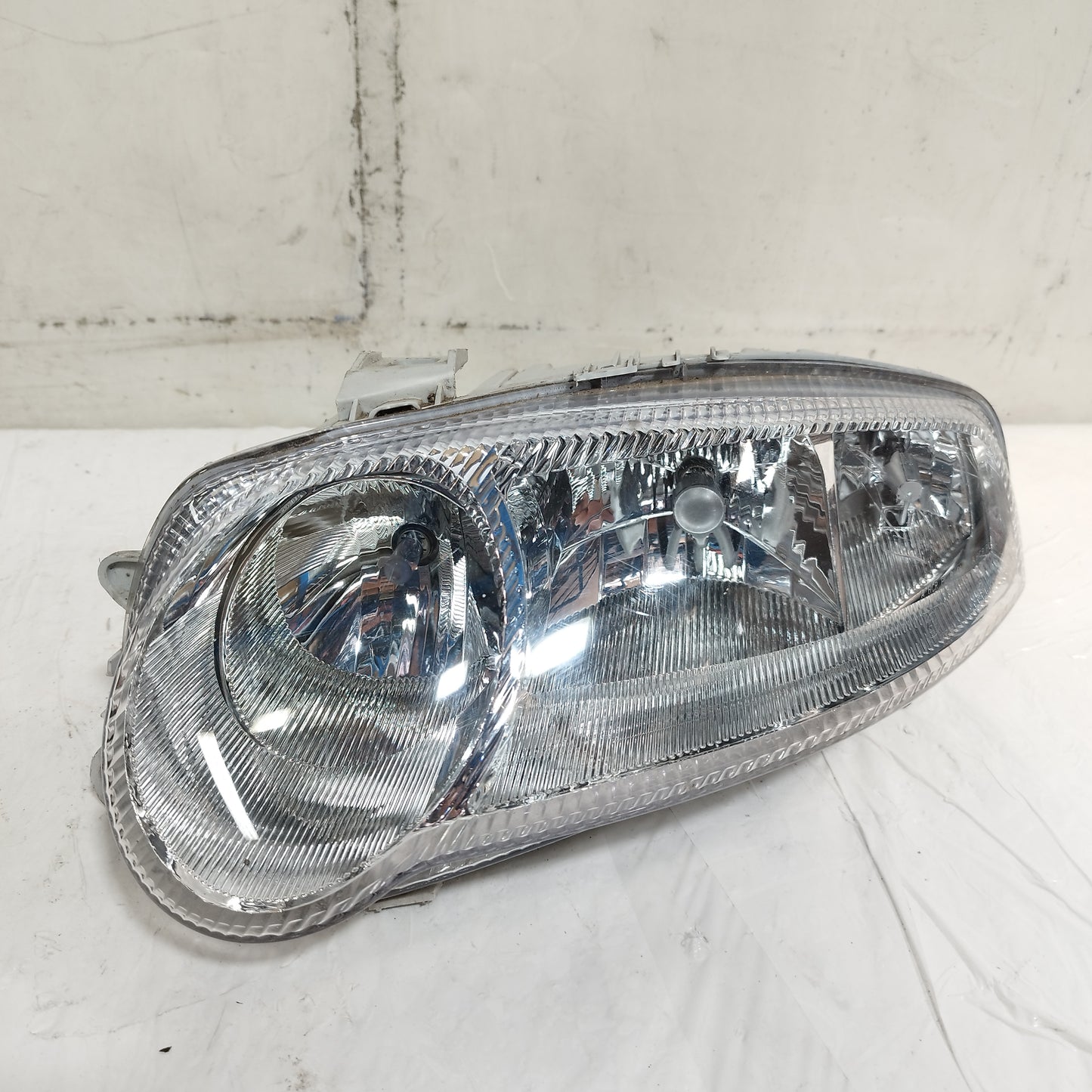 Fanale anteriore sx Alfa Romeo 147 (937) I serie 2000-2004 cod: 667-1110L ecoAC16595