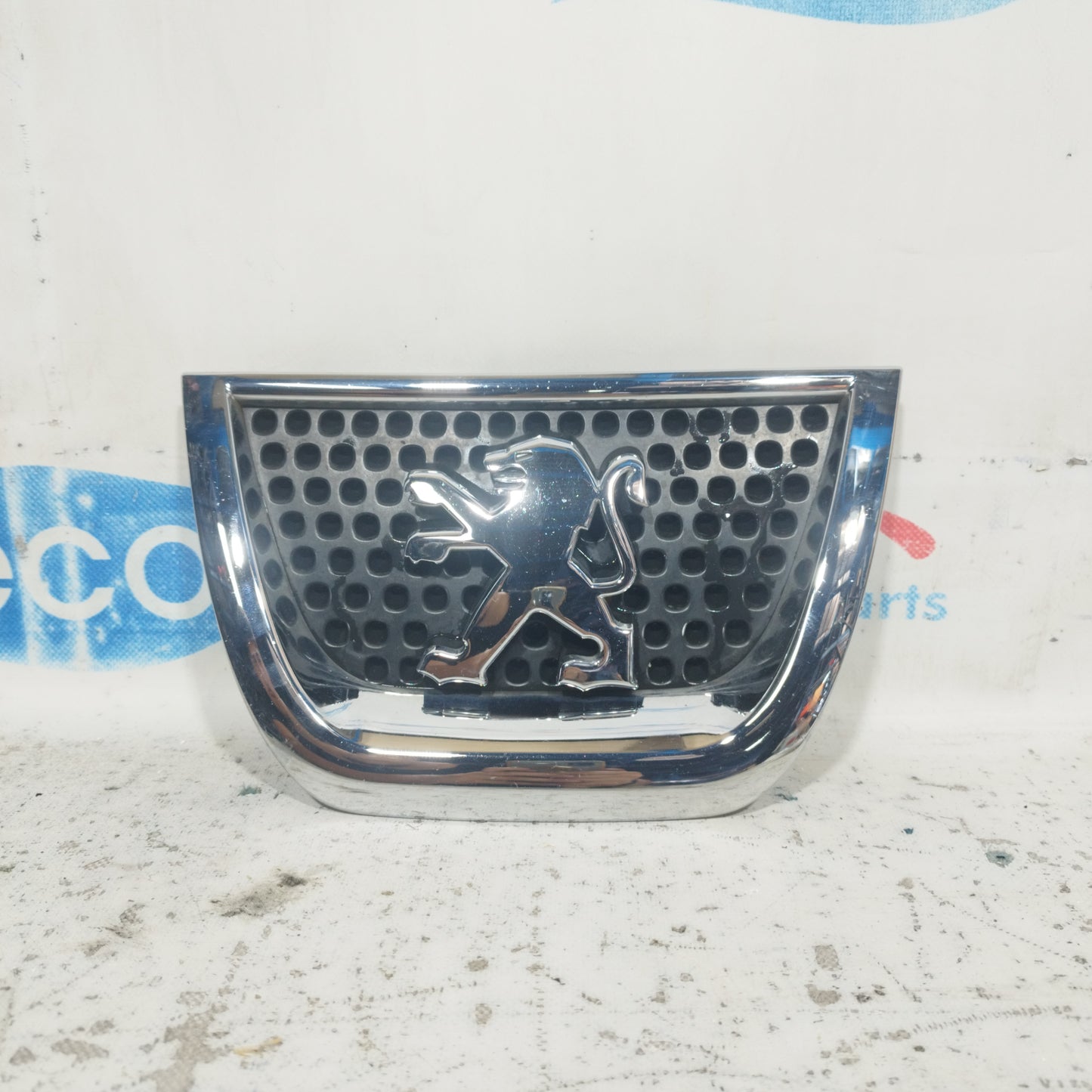 Peugeot 3008 2011 Central Bumper Logo Code: 9685973077 ecoAC9637