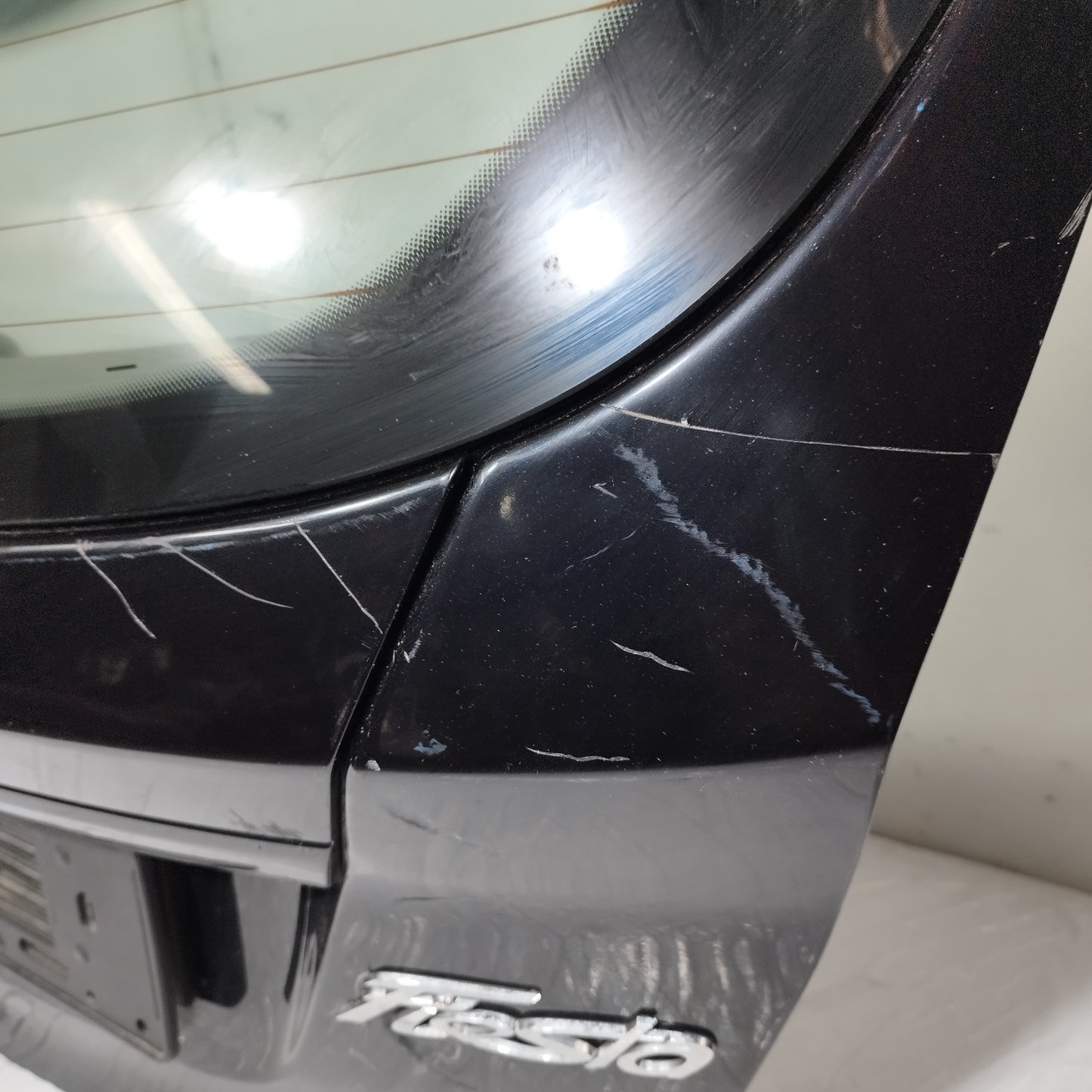 Black tailgate Ford Fiesta 2010 ecoAC4928