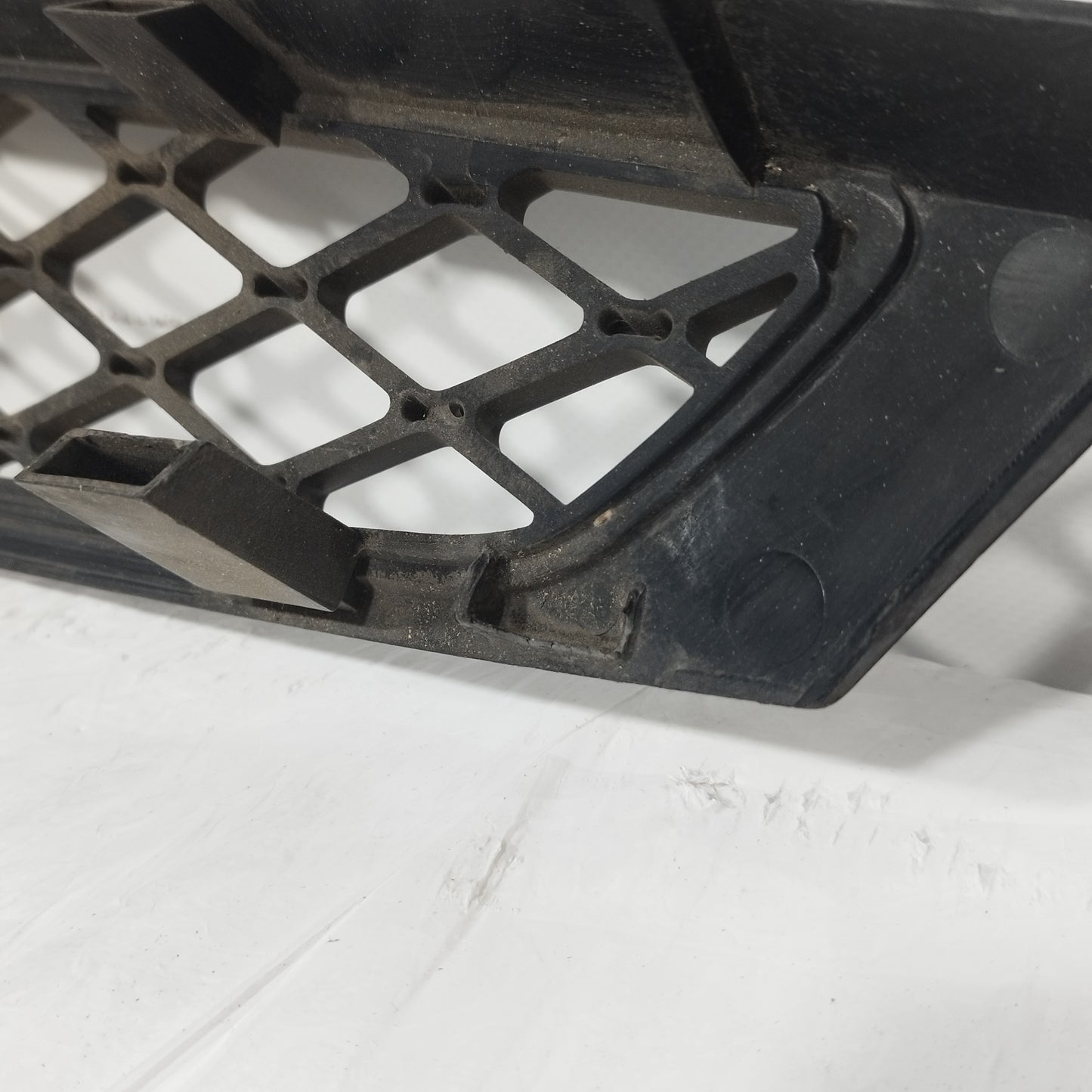 Ford Focus 2004 Zentralgrill Code: 2M518200AGW ecoAC12046