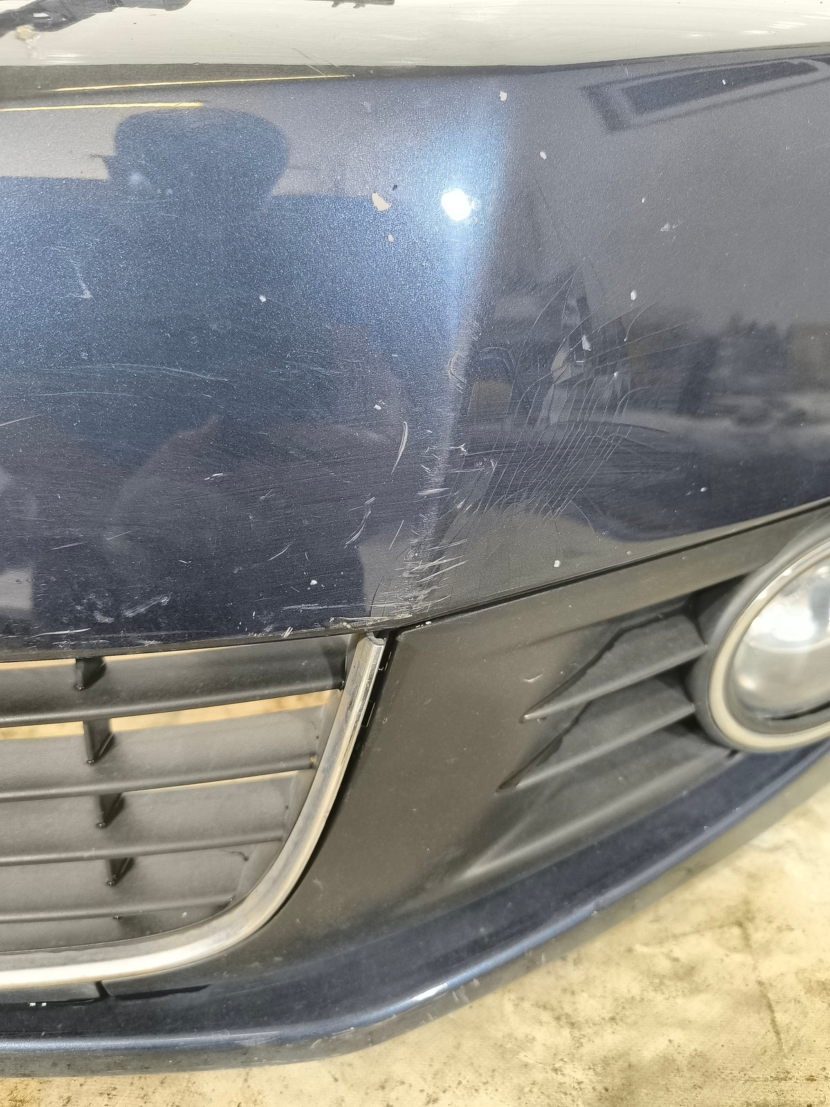 Paraurti anteriore grigio scuro / blu Volkswagen Golf VI (5K1) anno 2008-2012 ecoAG9736