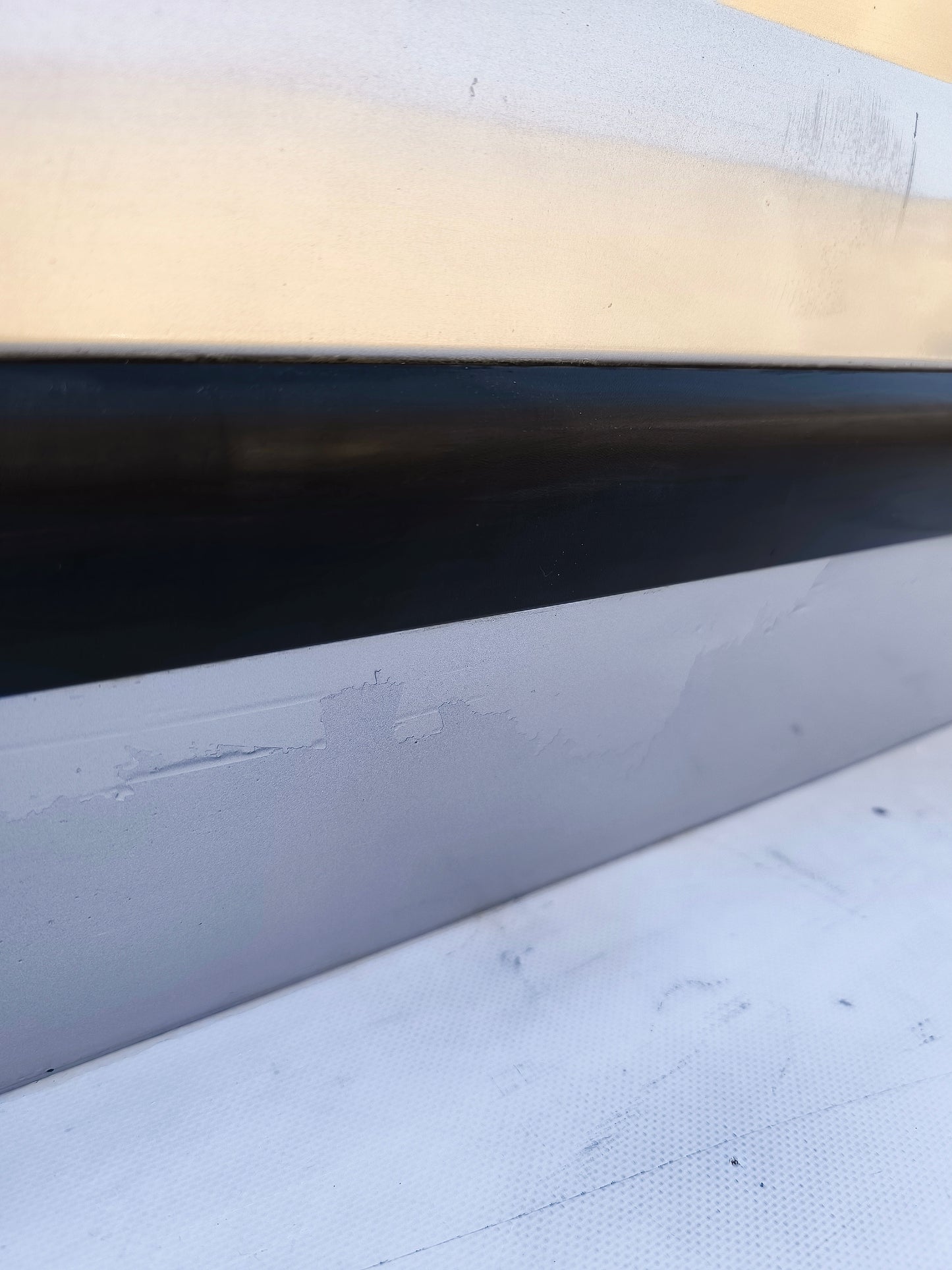 Right rear door Peugeot 3008 year 2014 silver grey has small scratches and transparent blown at the bottom ecoAG7170