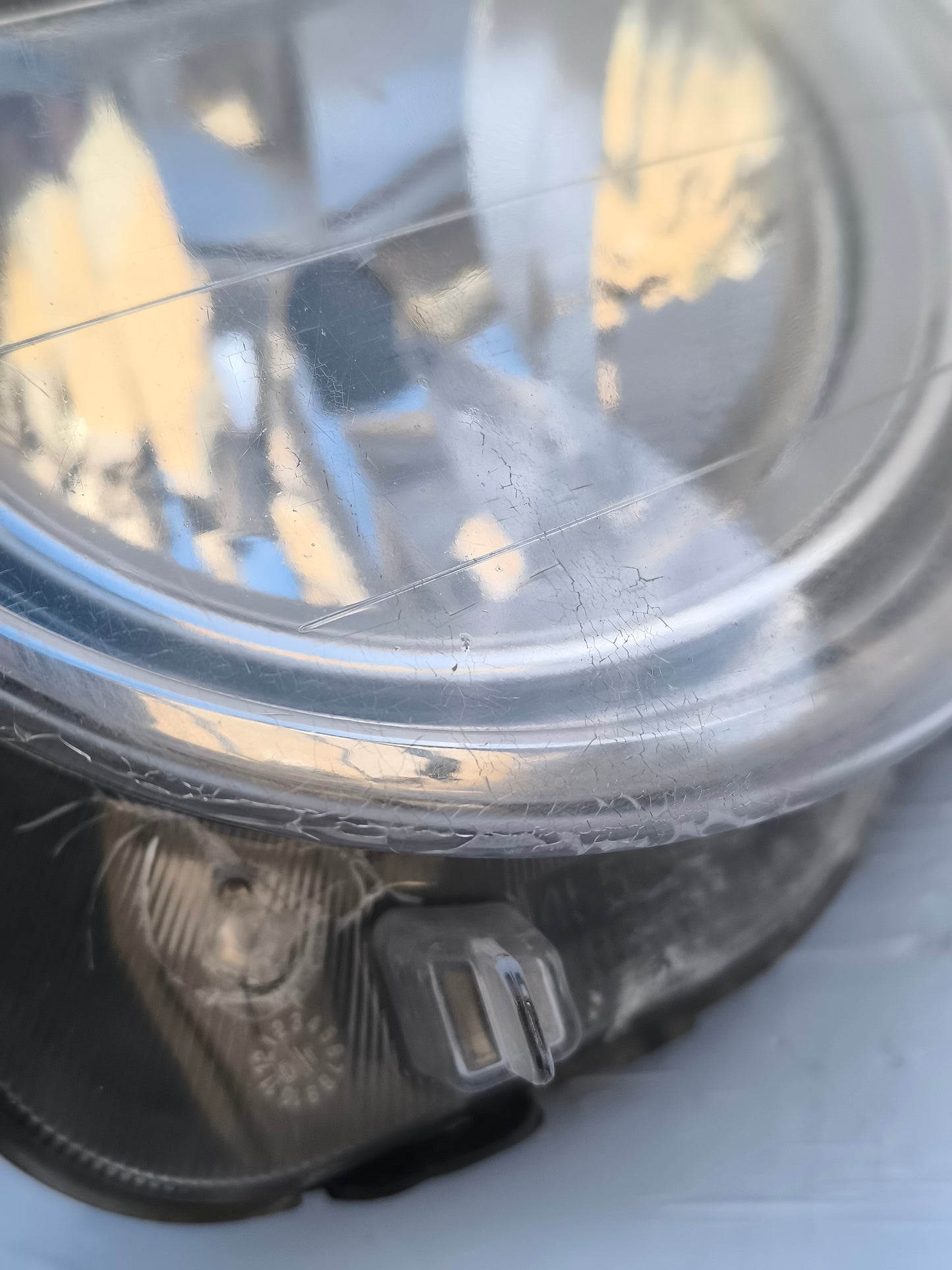 Linker Frontscheinwerfer Fiat 500 Baujahr 2008 weist einen kleinen internen Schaden auf ecoAG7683