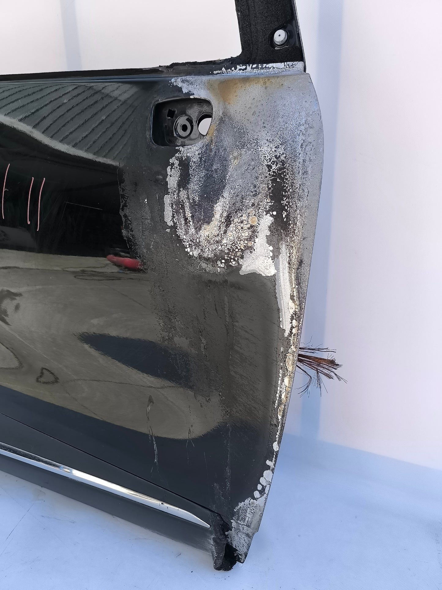 Right front door Renault Captur year 2014 black from a burnt car has three small dents ecoAG6939 missing descending glass