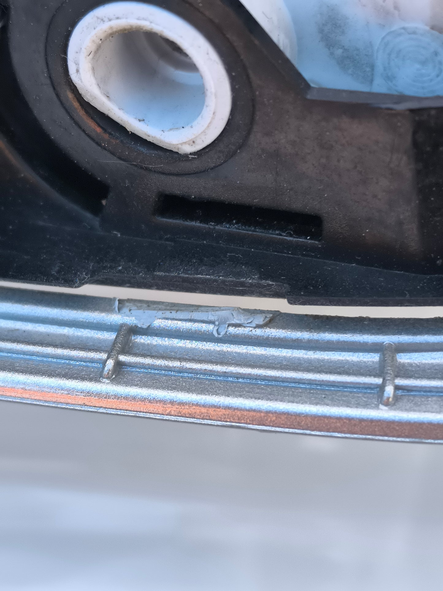 Ford Fiesta 2009 Autoradio-Bedienfeld, Code 8A6T18K811BE ecoAG7621, weist leichte Kratzer und 2 abgebrochene Clips auf.