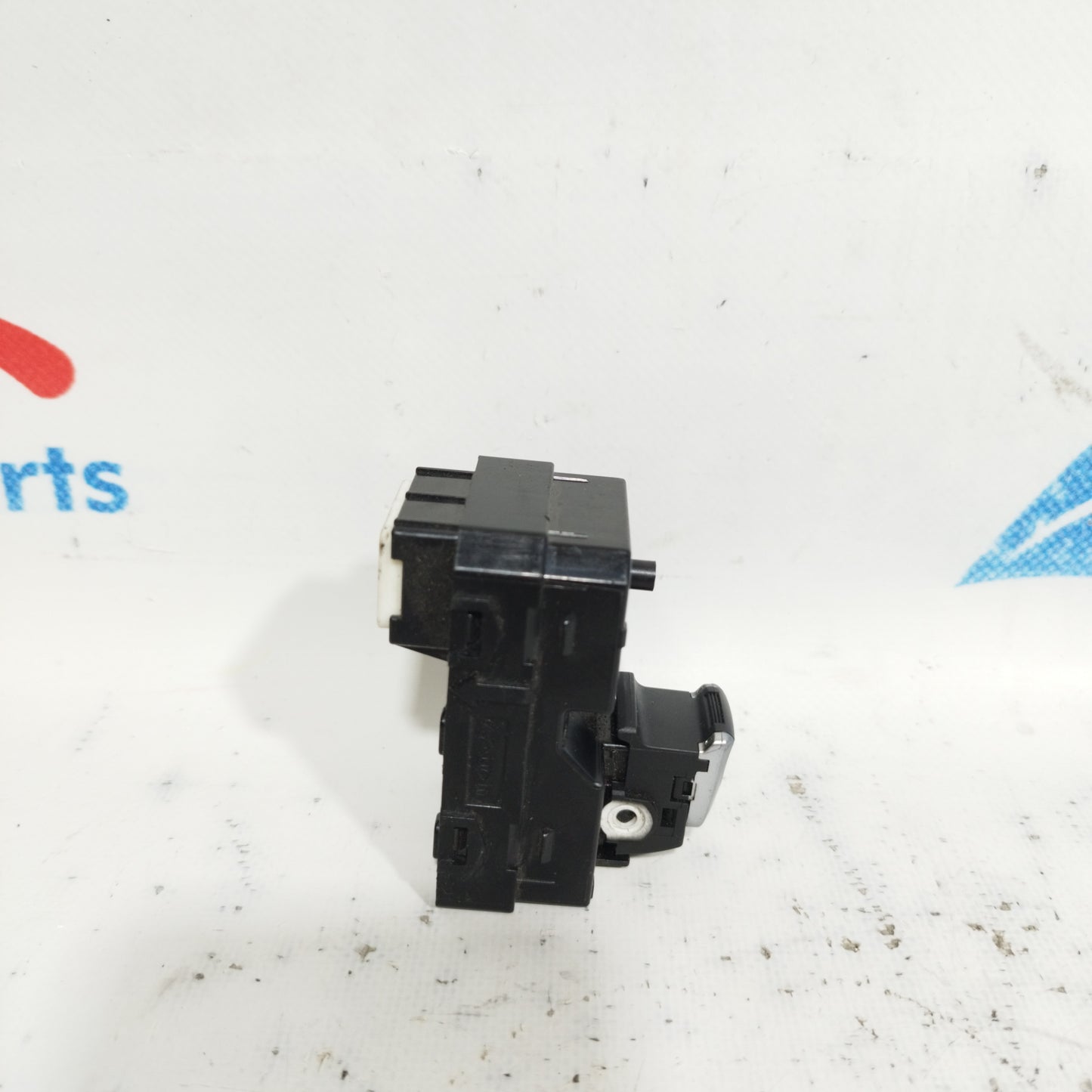Pulsante posteriore dx Kia Sportage 2018 Cod: 93590f1120 ecoAC8687