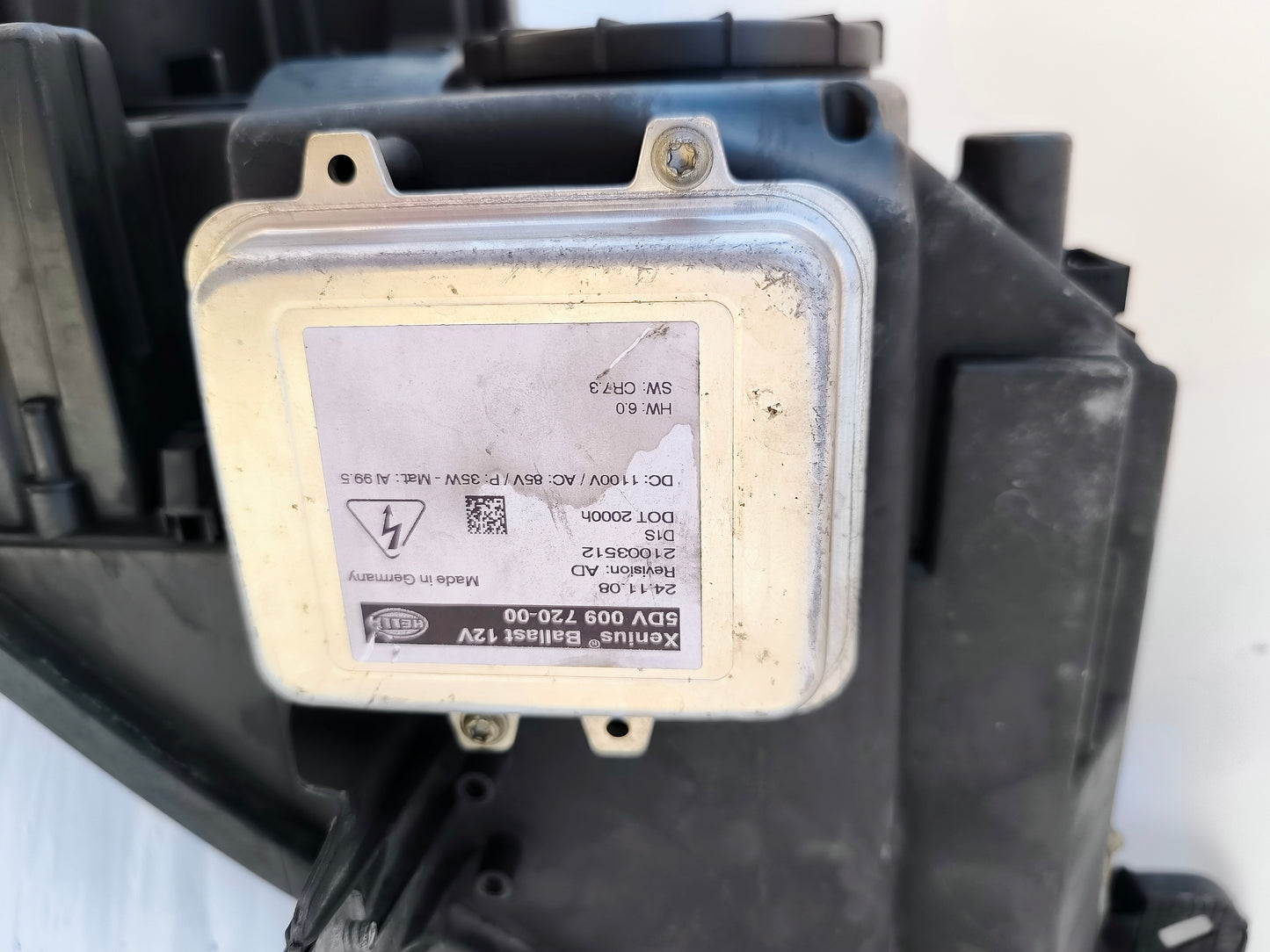 Left front headlight Xenon Opel Insignia year 2010 has a damaged lock one broken and small internal stains ecoAG7038