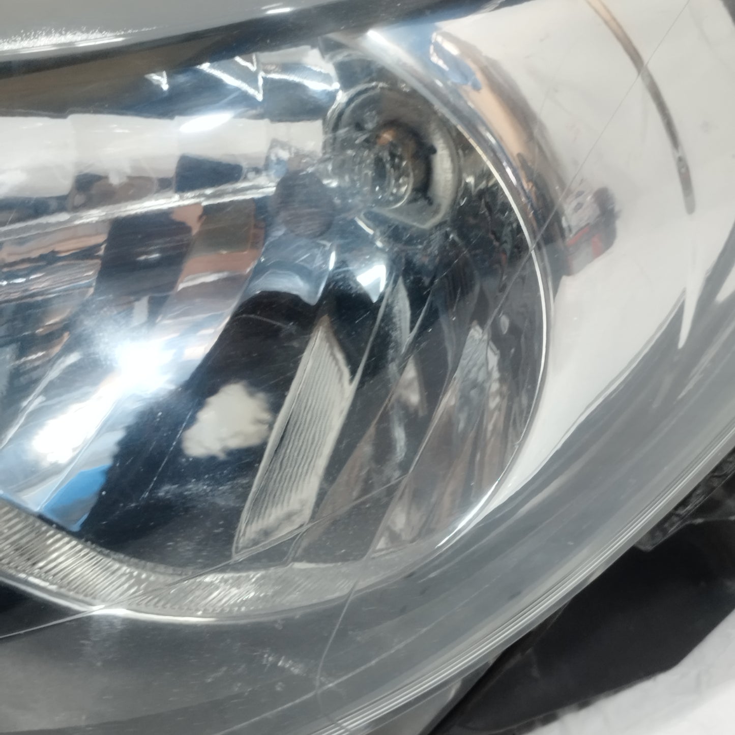 Renault Twingo 2012 Linker Frontscheinwerfer Code: 90004093 ecoAC13431