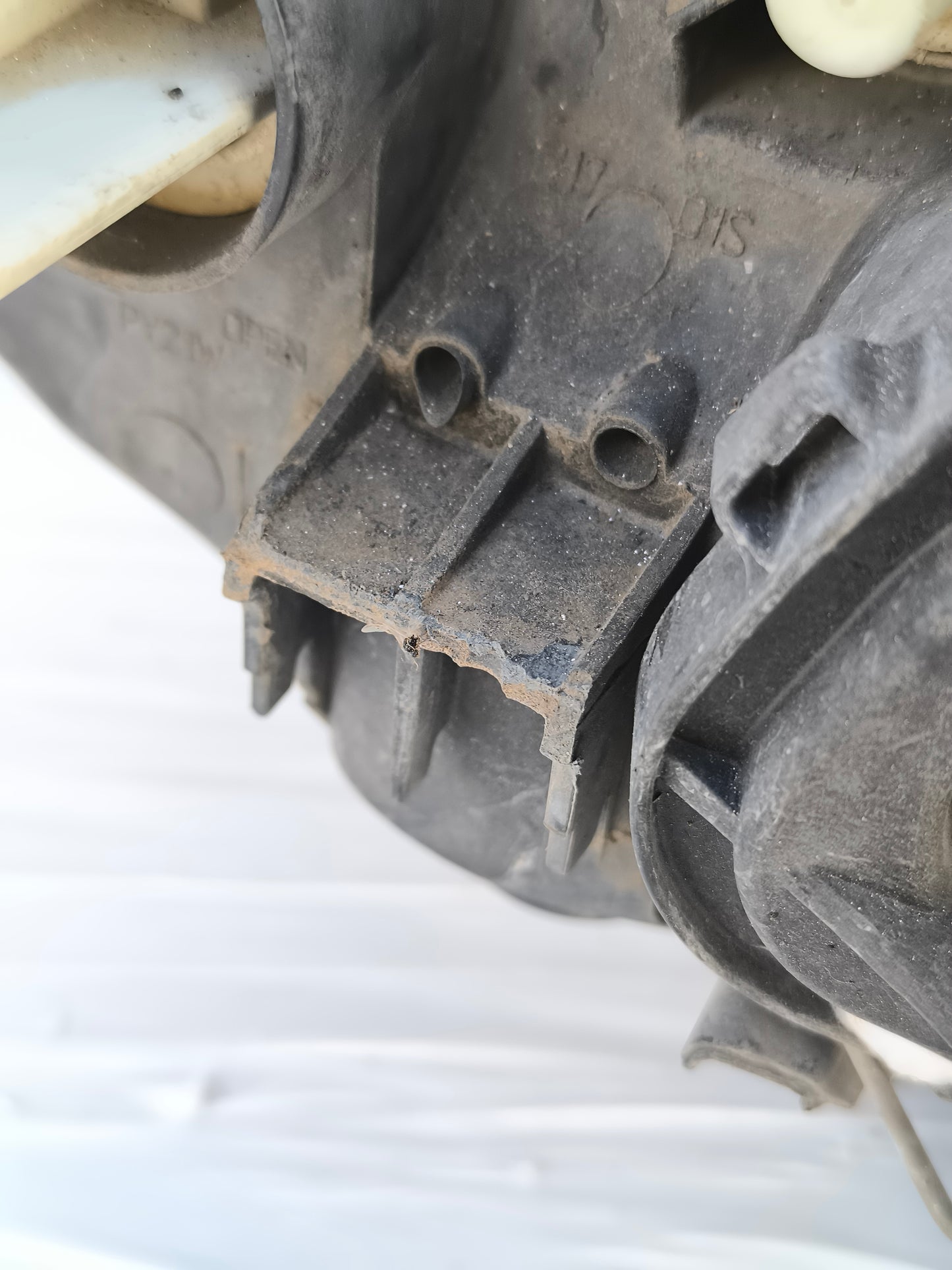 BMW 1er E87 linker Frontscheinwerfer, innen leicht verschmutzt, 1 Clip abgebrochen ecoAG597